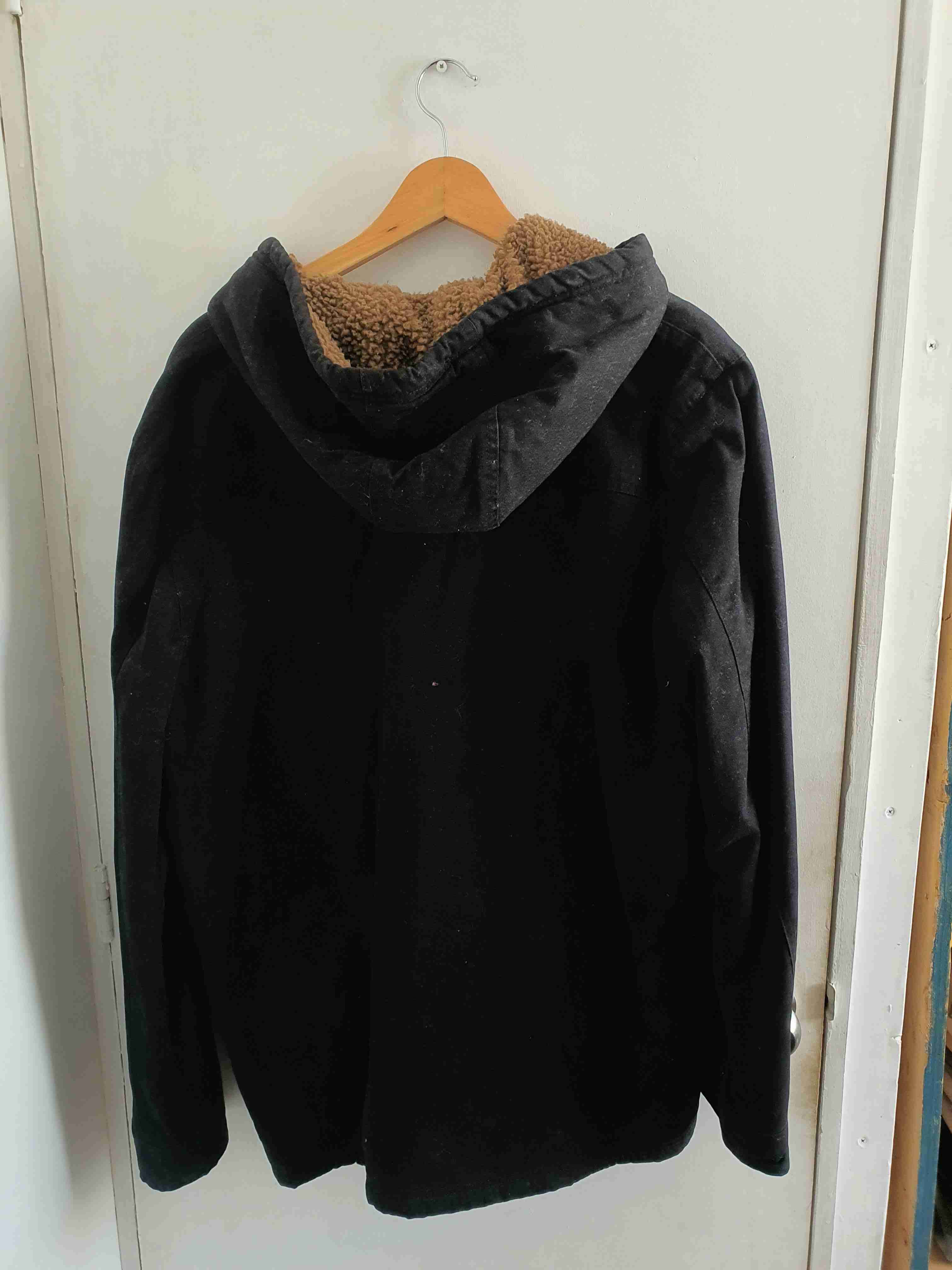 Chaqueta negra con gorro - miniatura 2