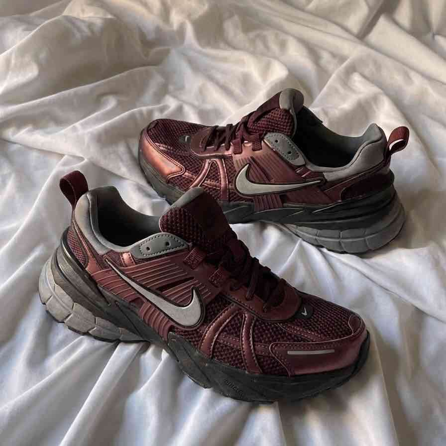 Nike V2K Run Burdeos Unisex