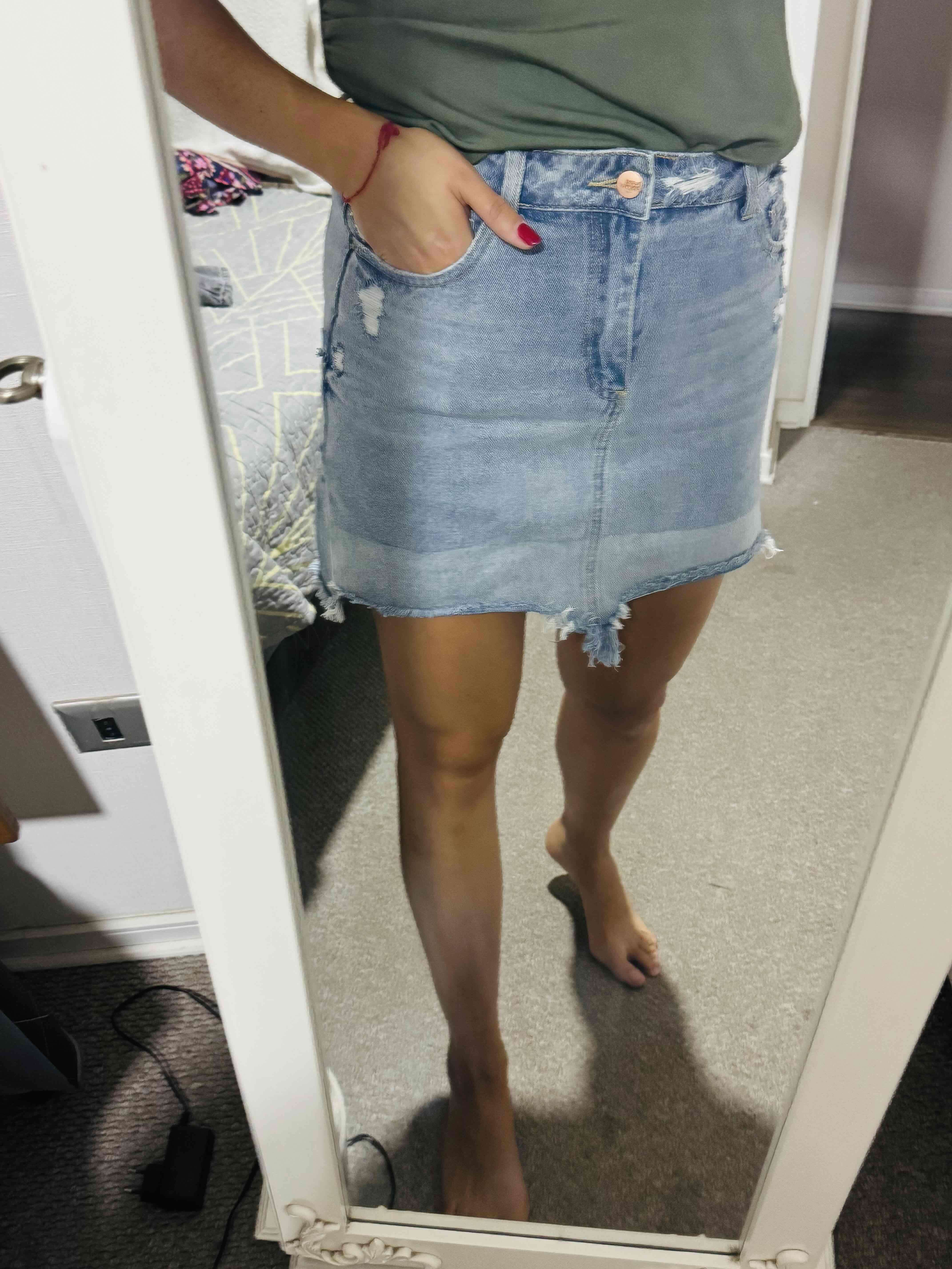 Falda de mezclilla azul desgastada