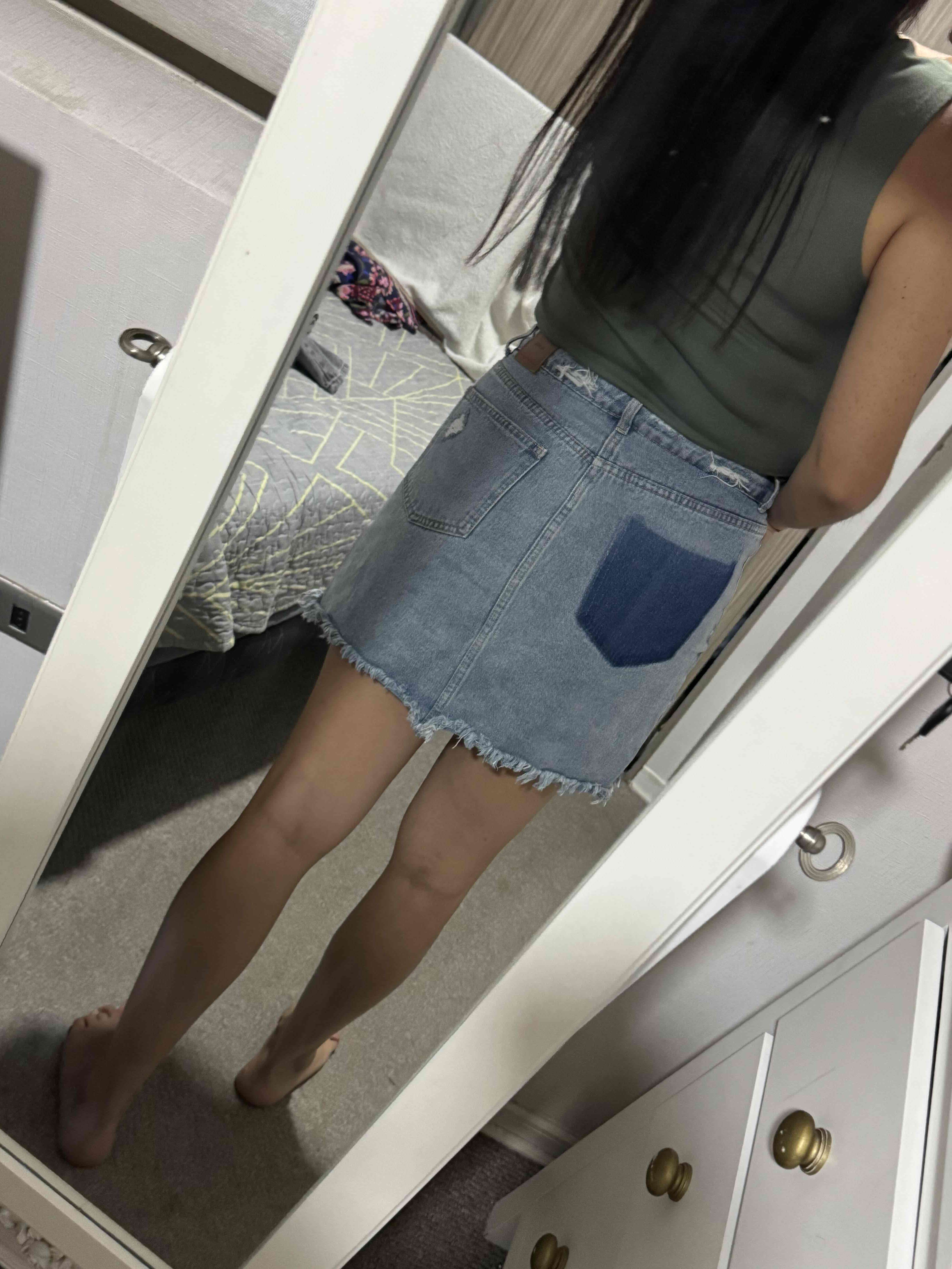 Falda de mezclilla azul desgastada - miniatura 2