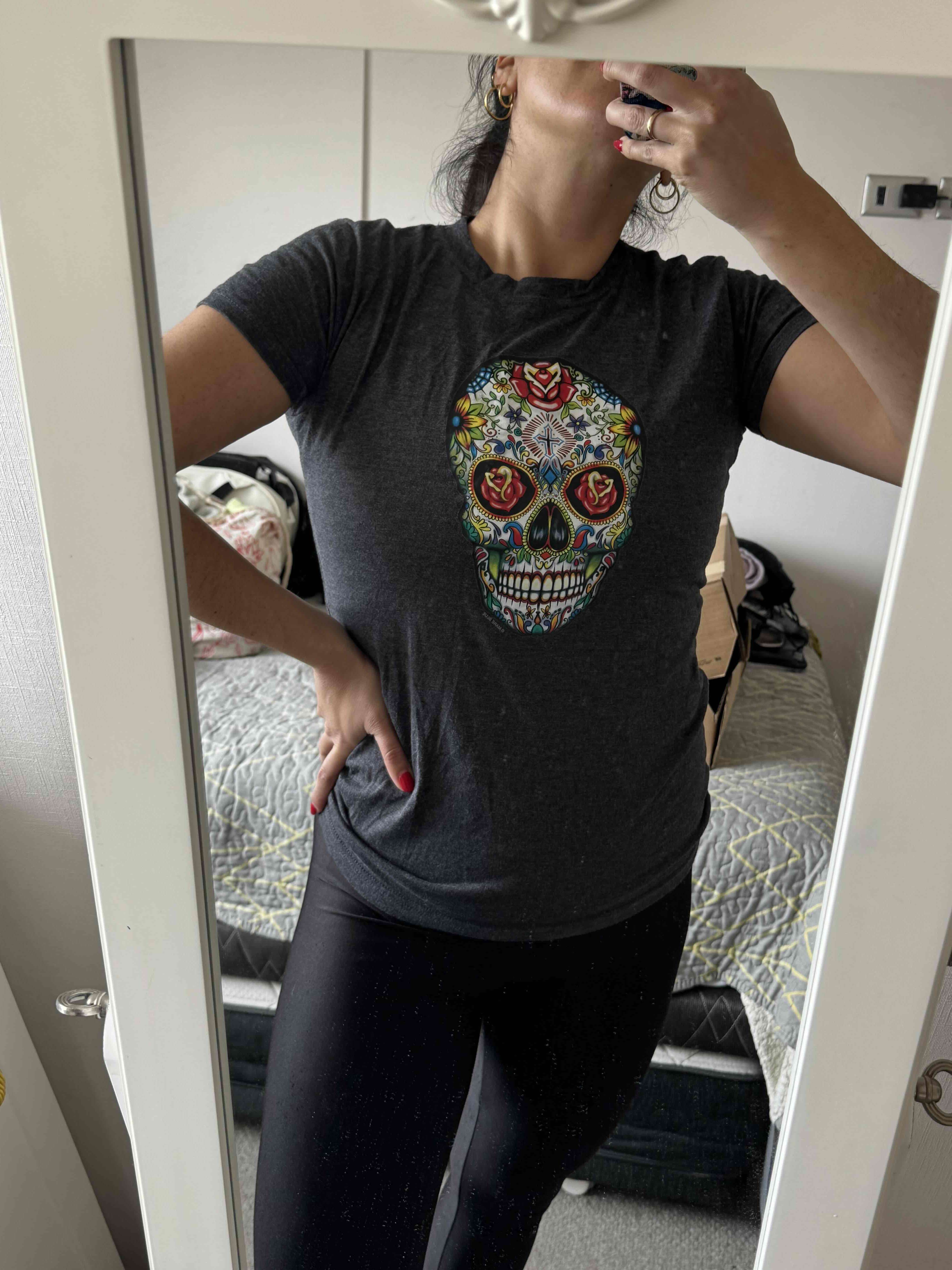 Polera negra con calavera colorida