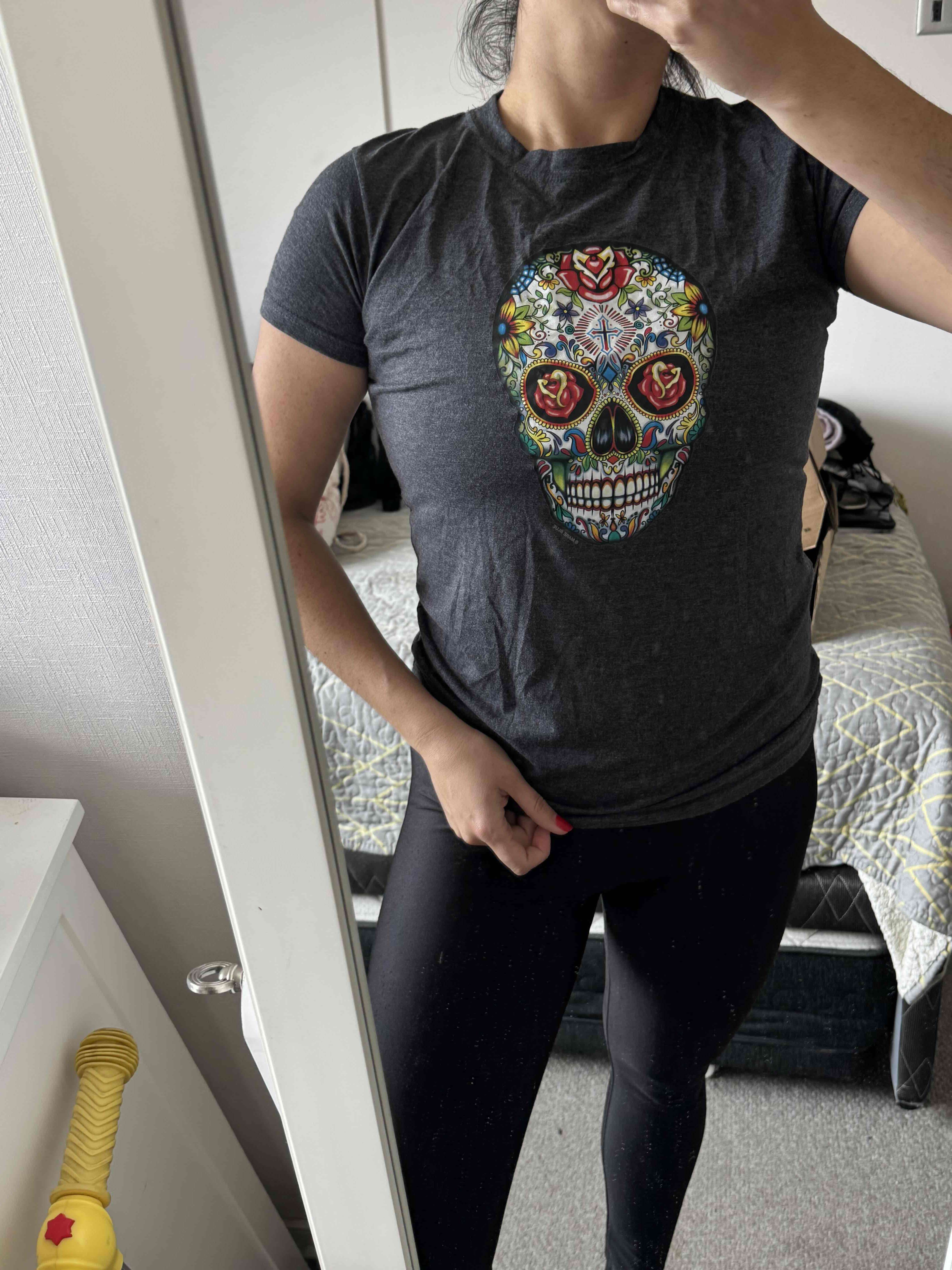 Polera negra con calavera colorida - miniatura 2