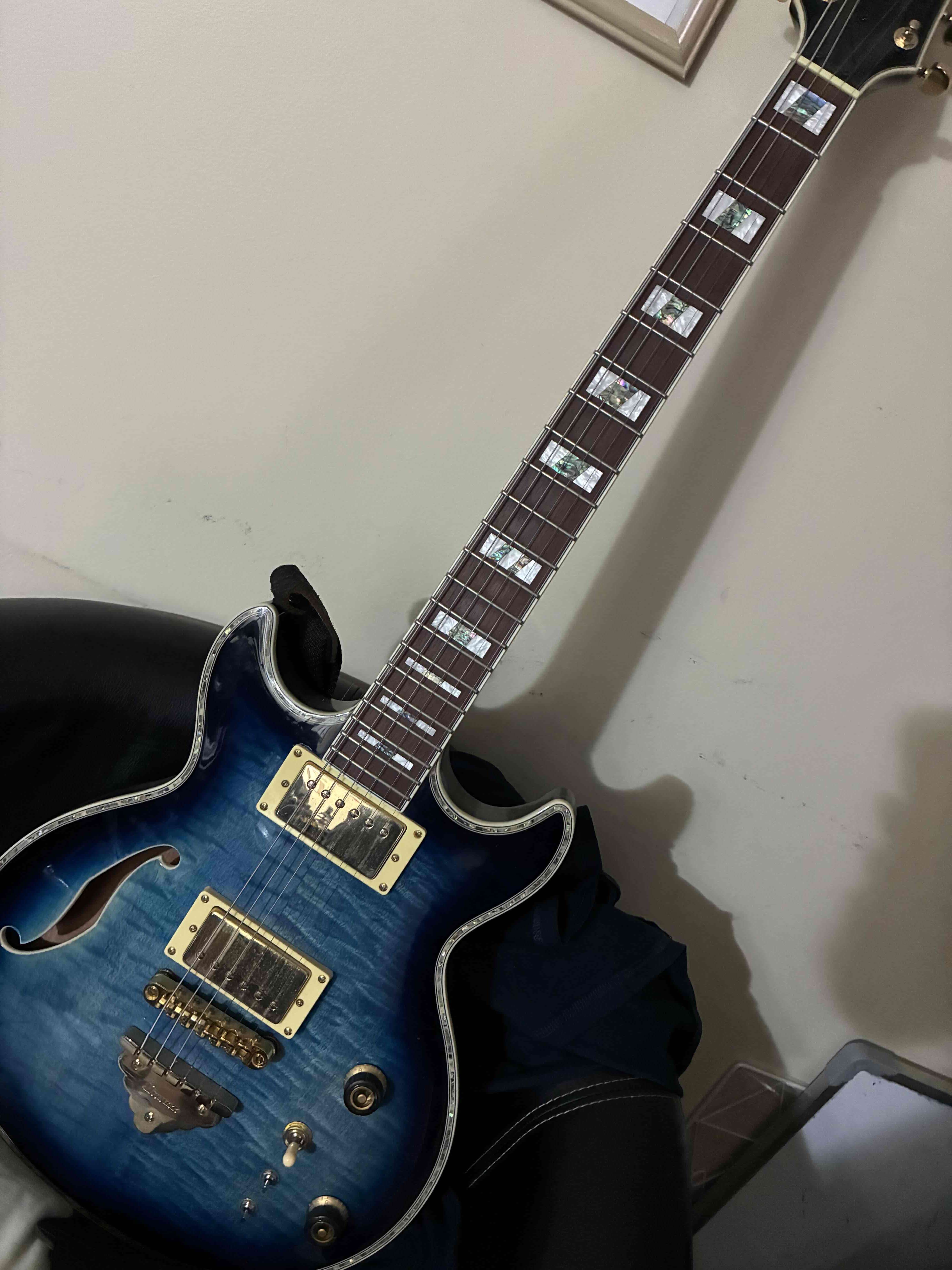 Guitarra eléctrica azul semihueca - miniatura 2