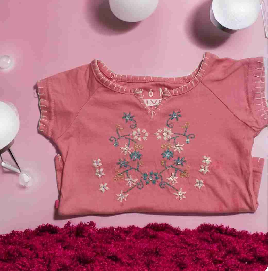Polera rosada bordada floral