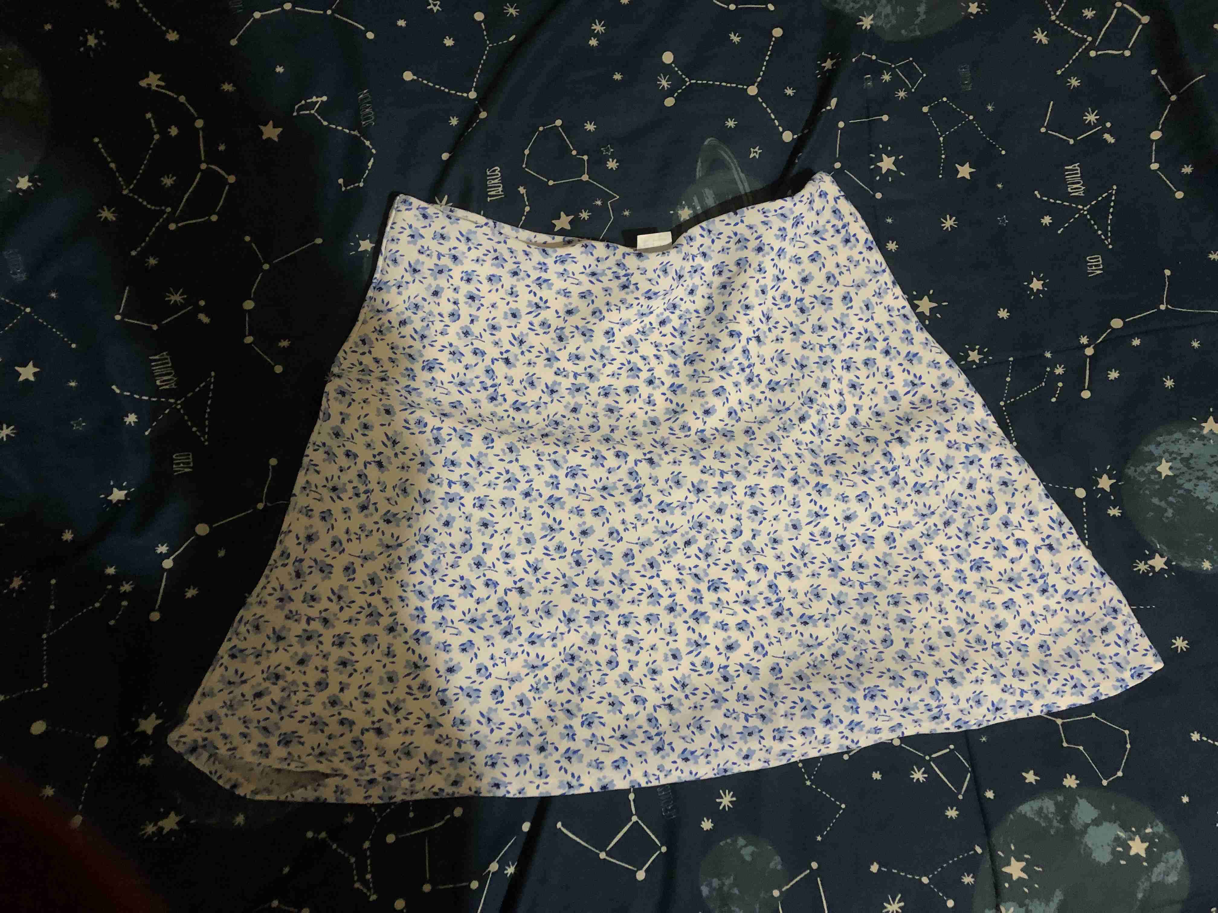 Falda floreada blanca y azul
