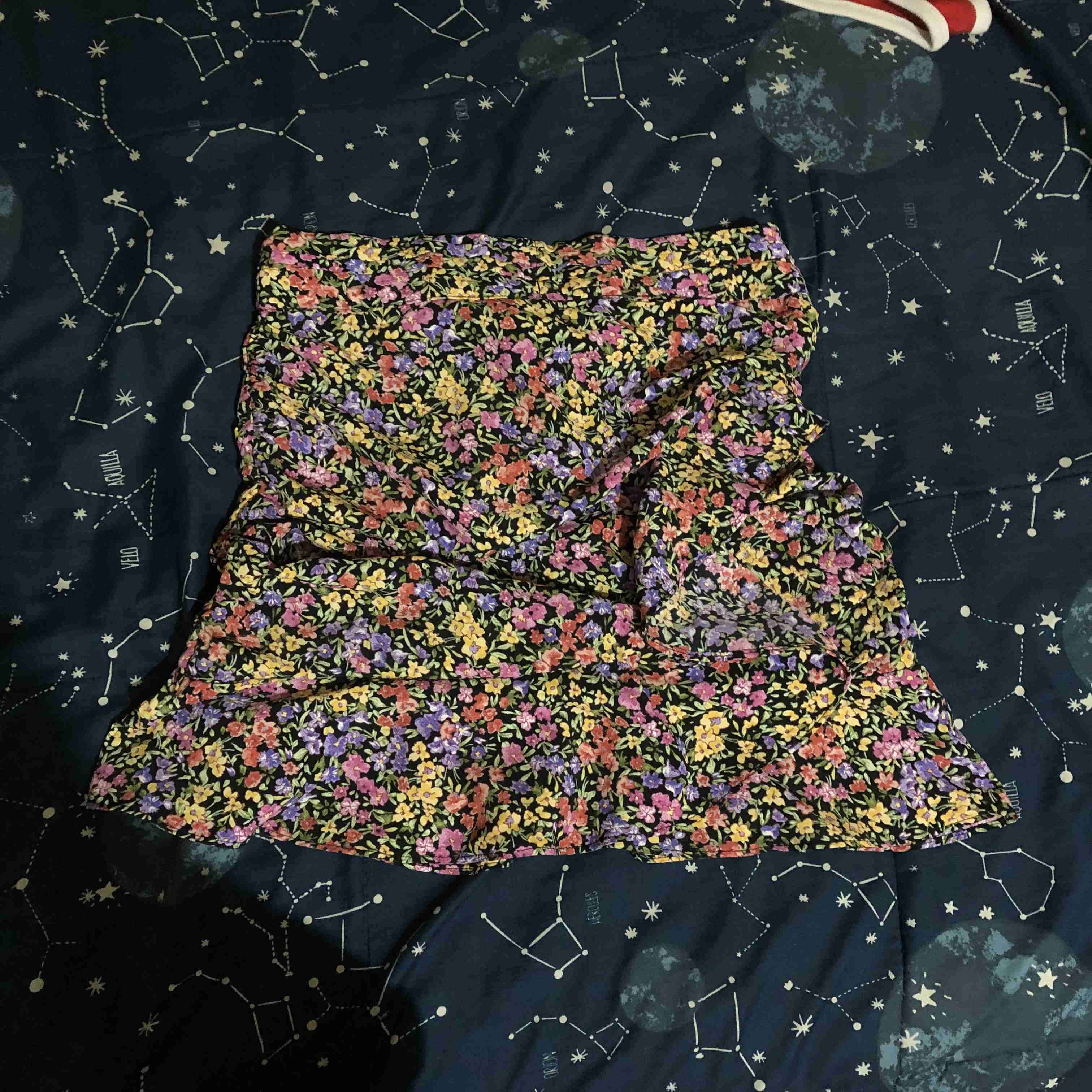 Falda floreada blanca y azul