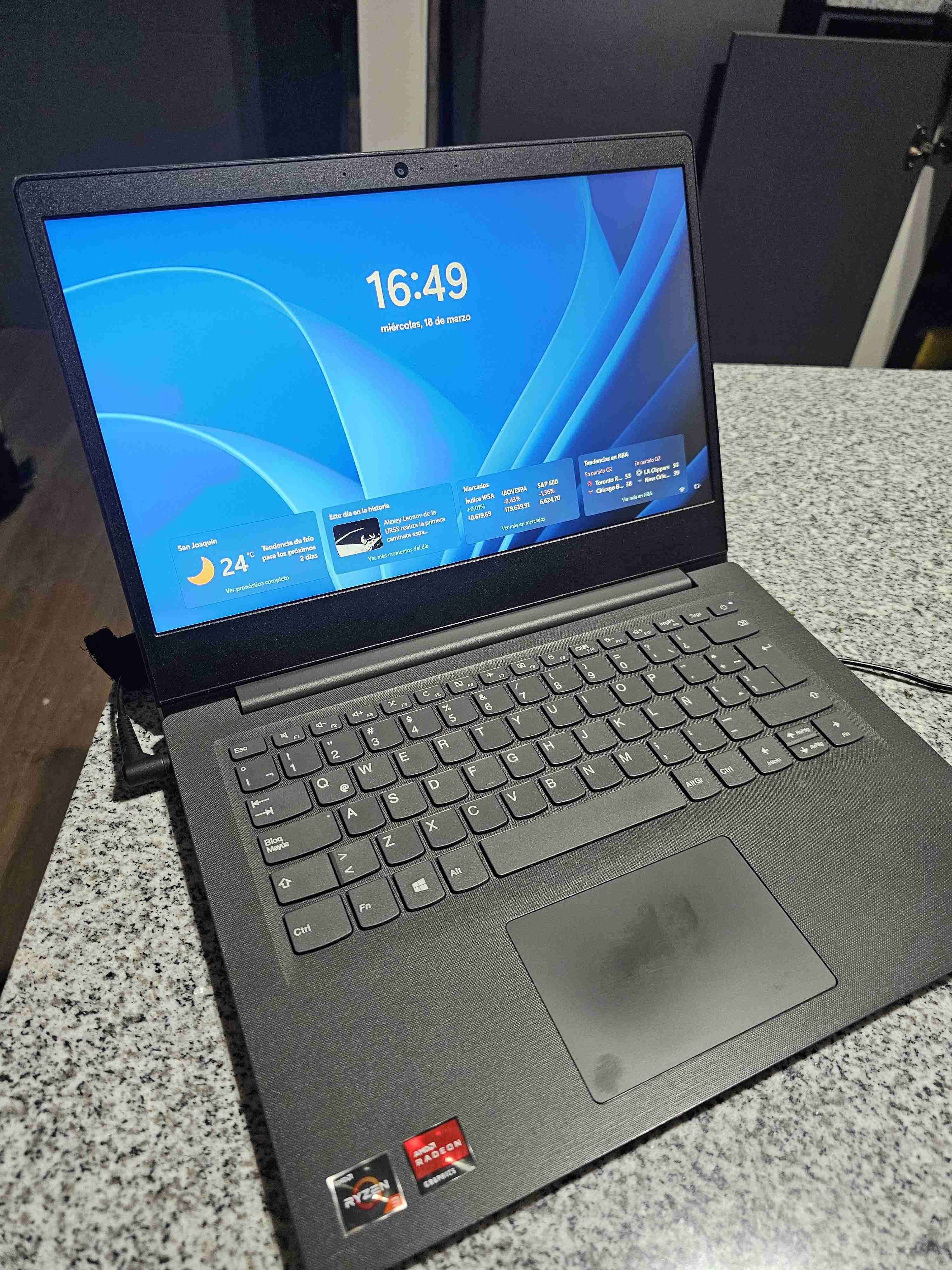 Portátil lenovo V14, Ryzen 3 - miniatura 4