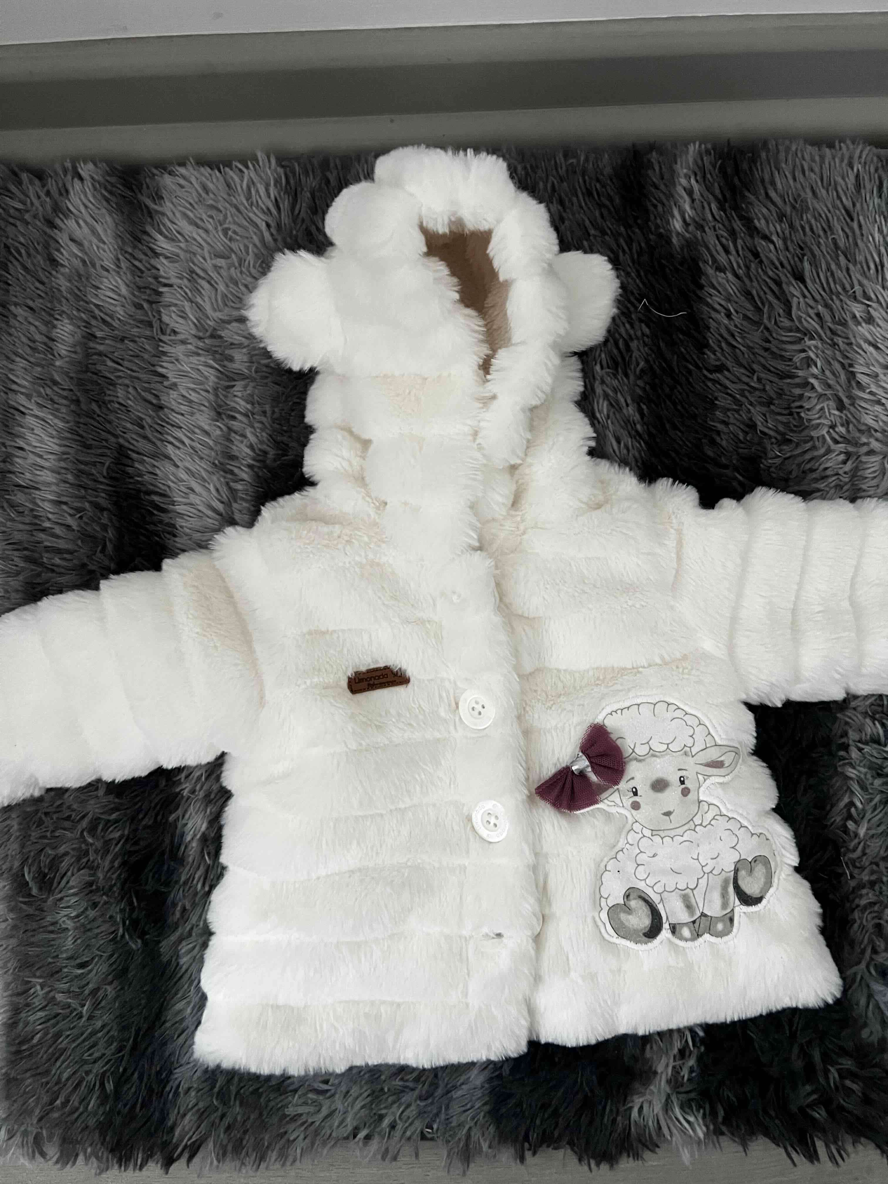 Abrigo de bebé peludo blanco