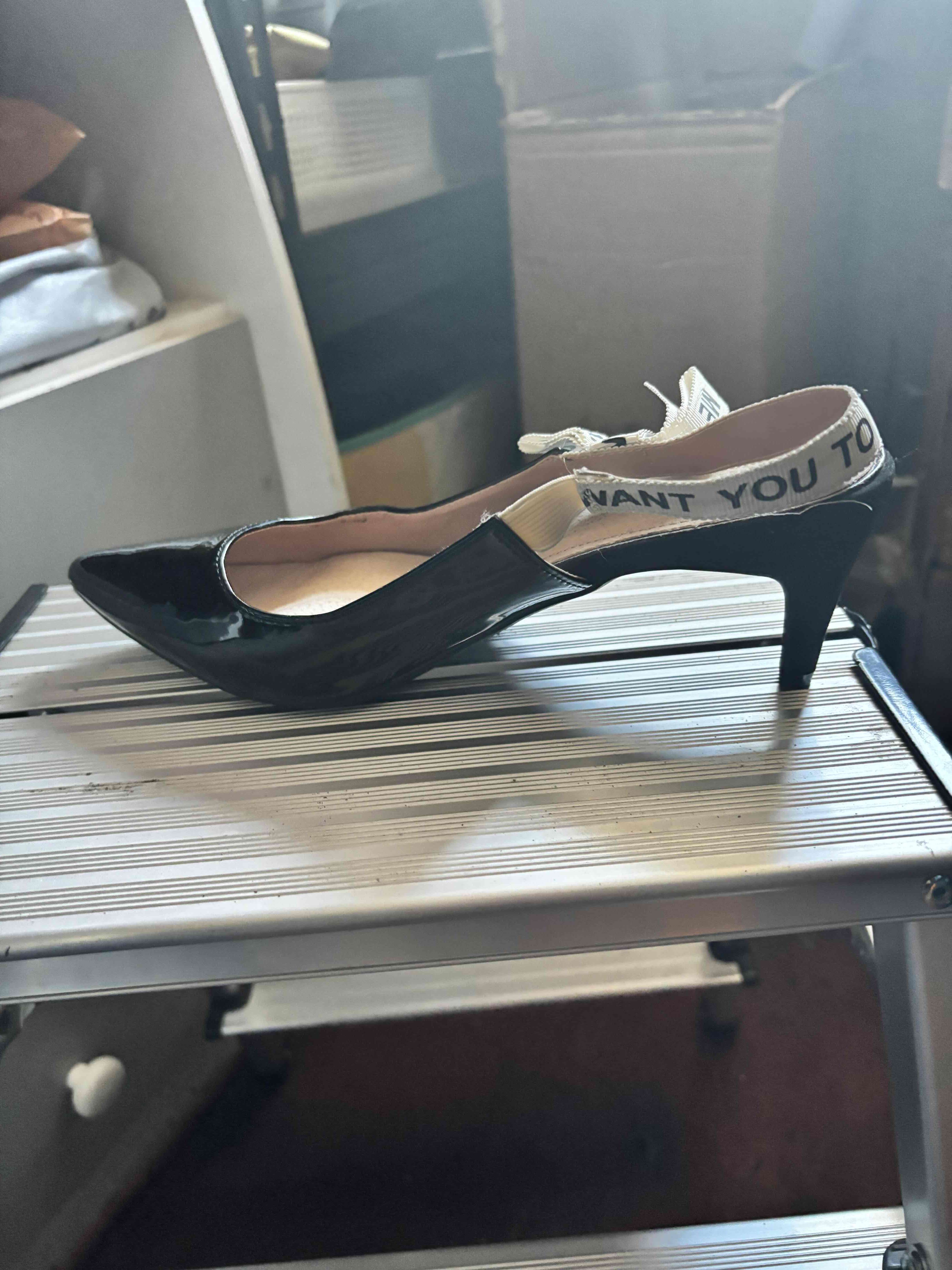 Tacones negros con cinta decorativa - miniatura 2