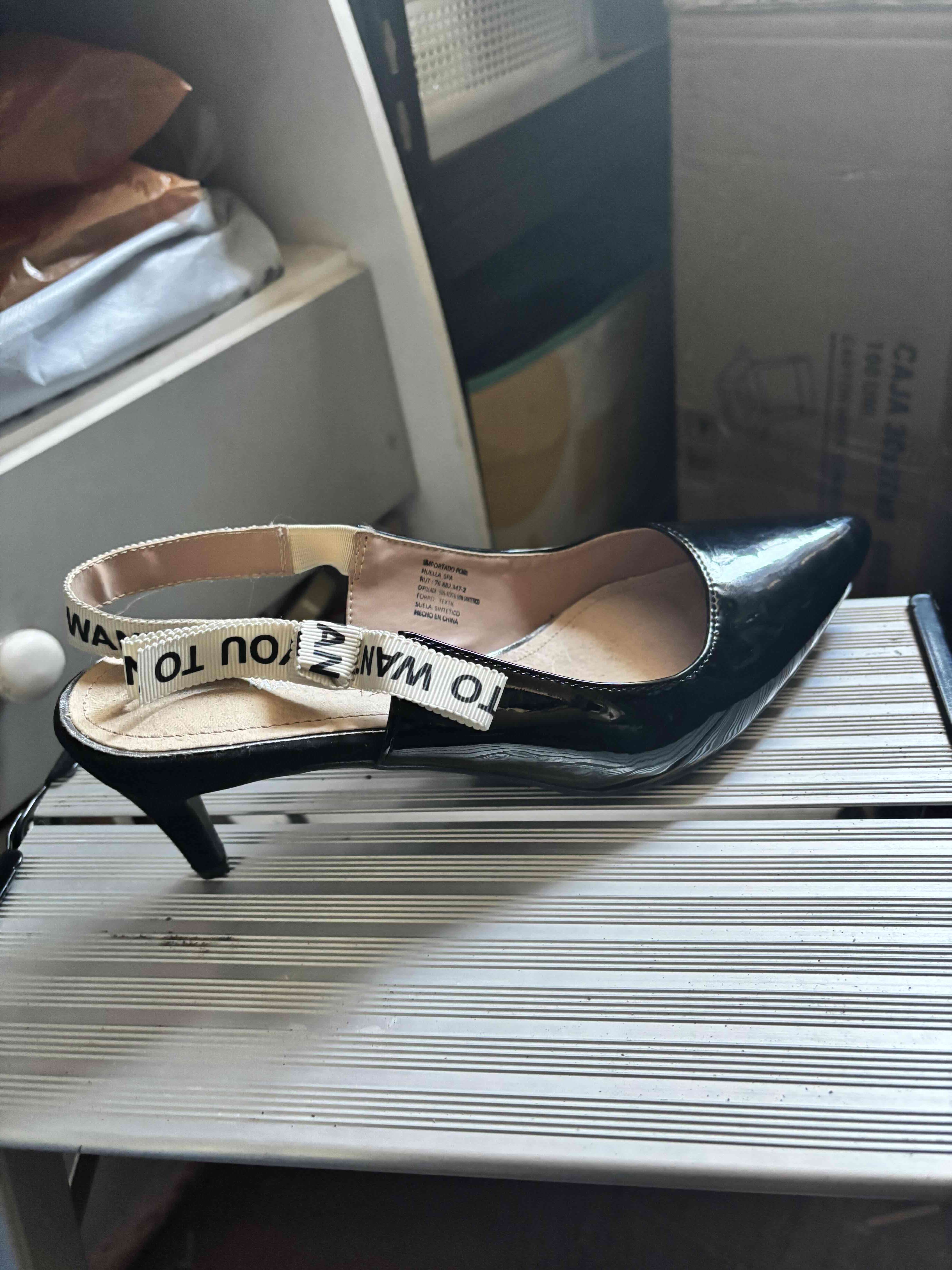 Tacones negros con cinta decorativa - miniatura 3