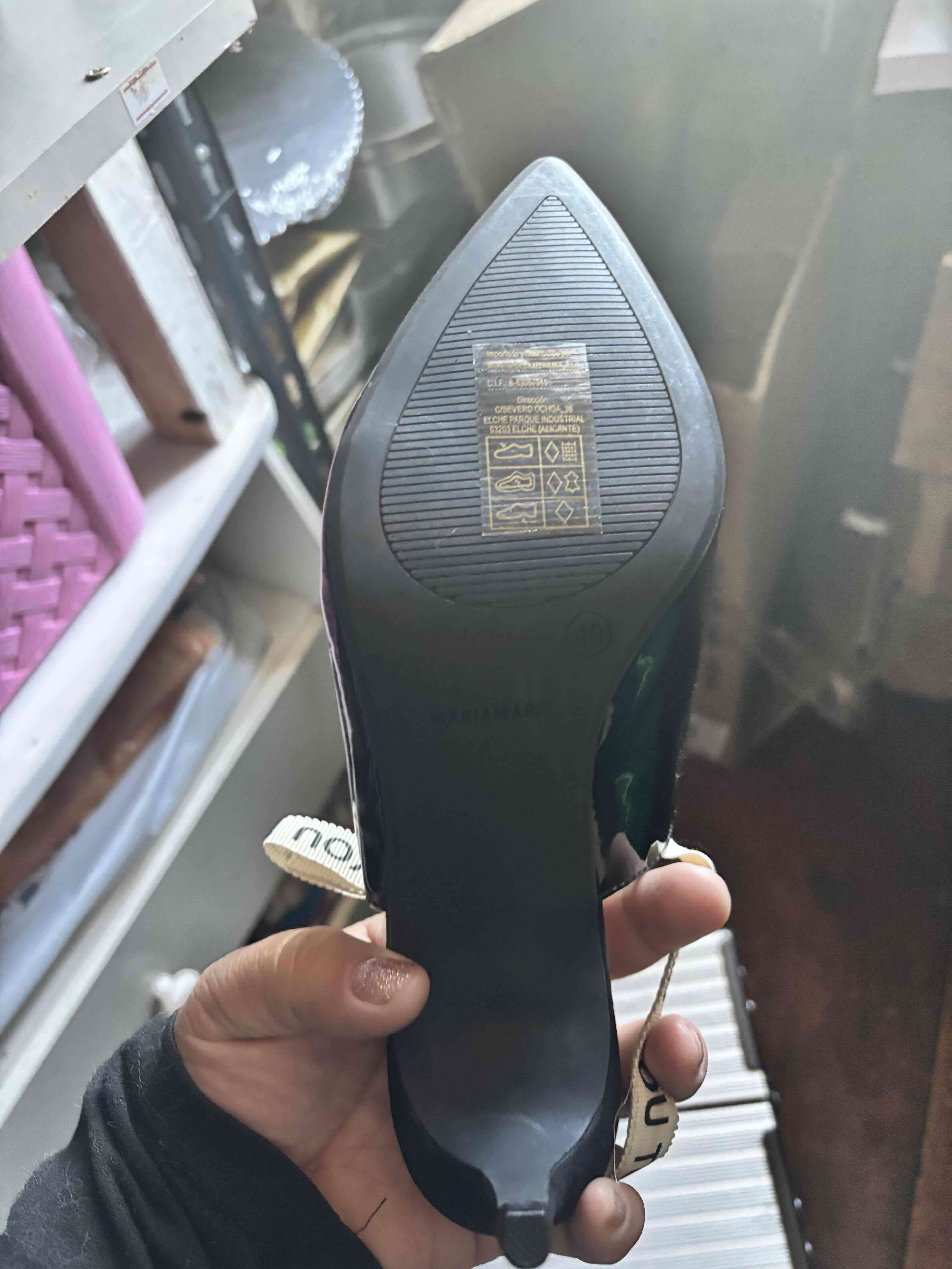 Tacones negros con cinta decorativa - miniatura 4