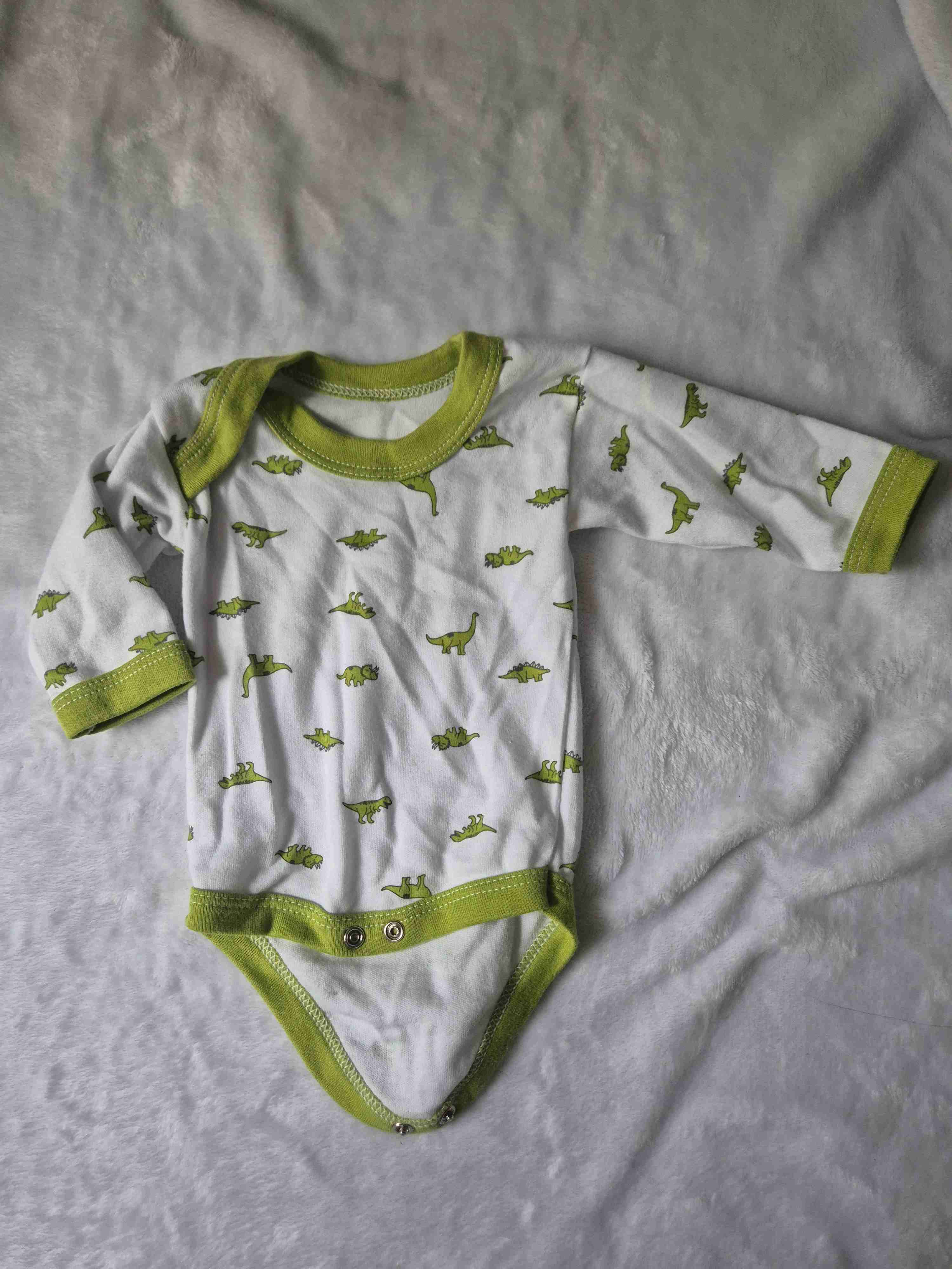 Ajuar de bebé con dinosaurios