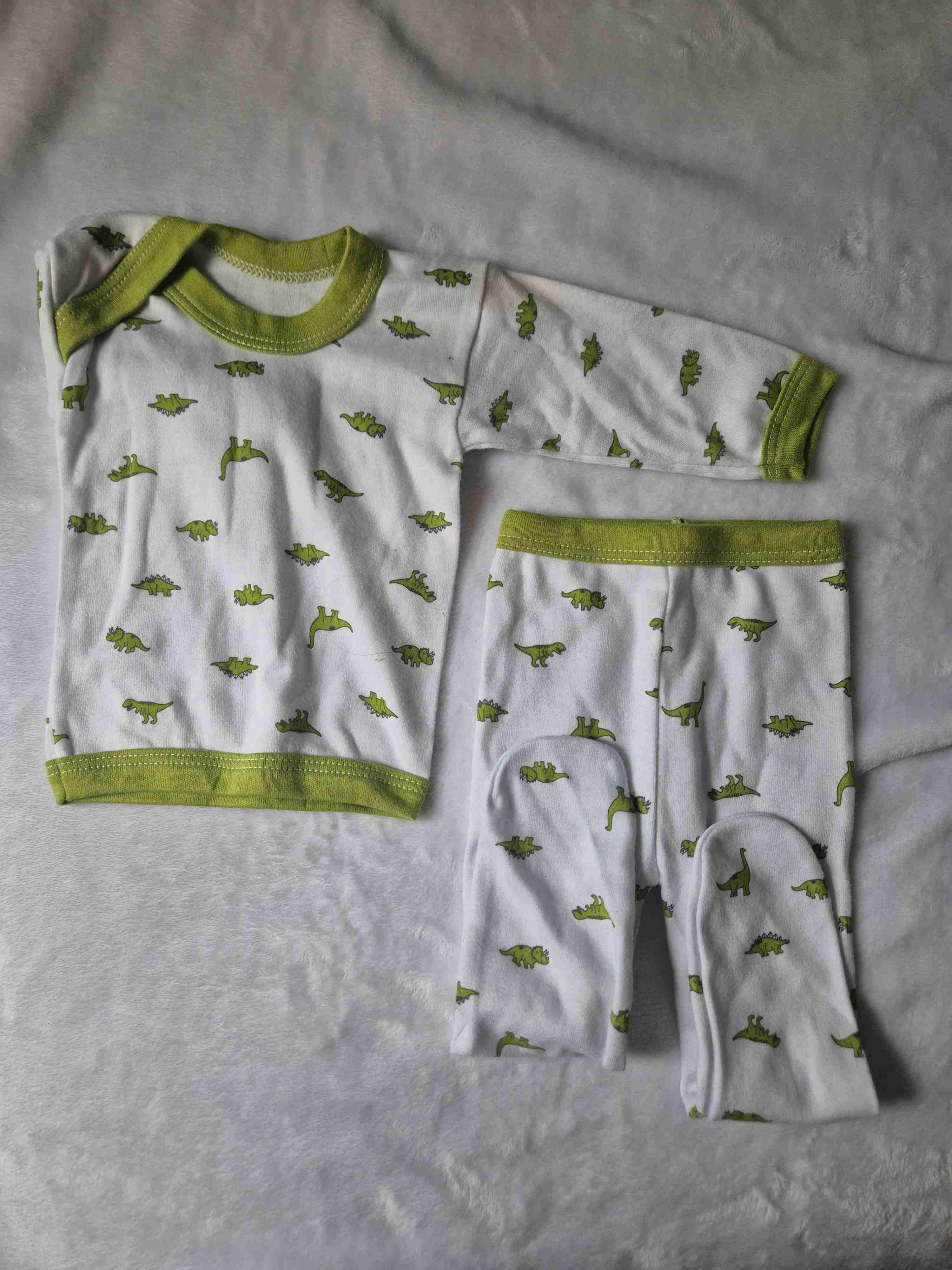 Ajuar de bebé con dinosaurios - miniatura 2