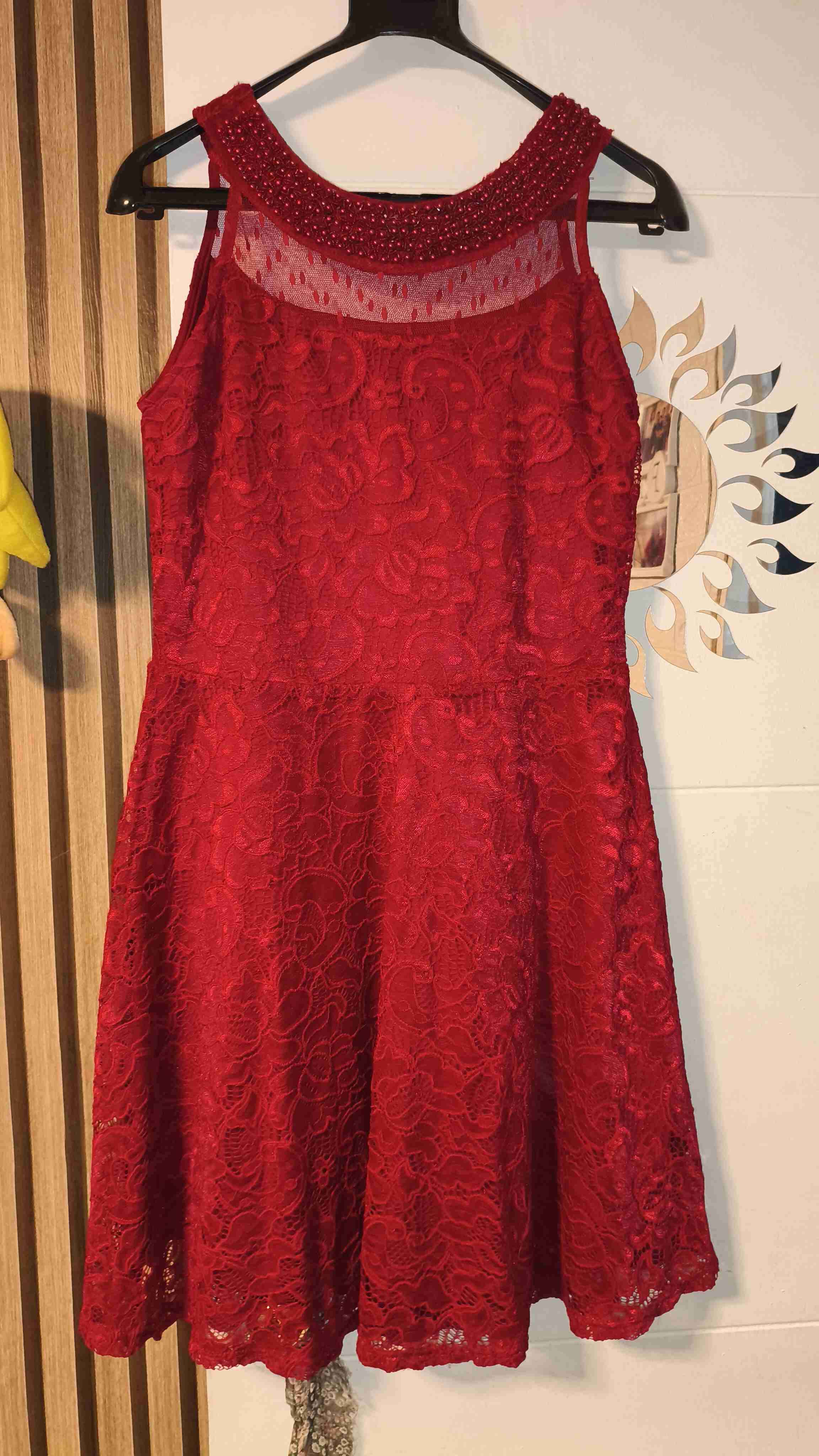 Vestido rojo de encaje - miniatura 2