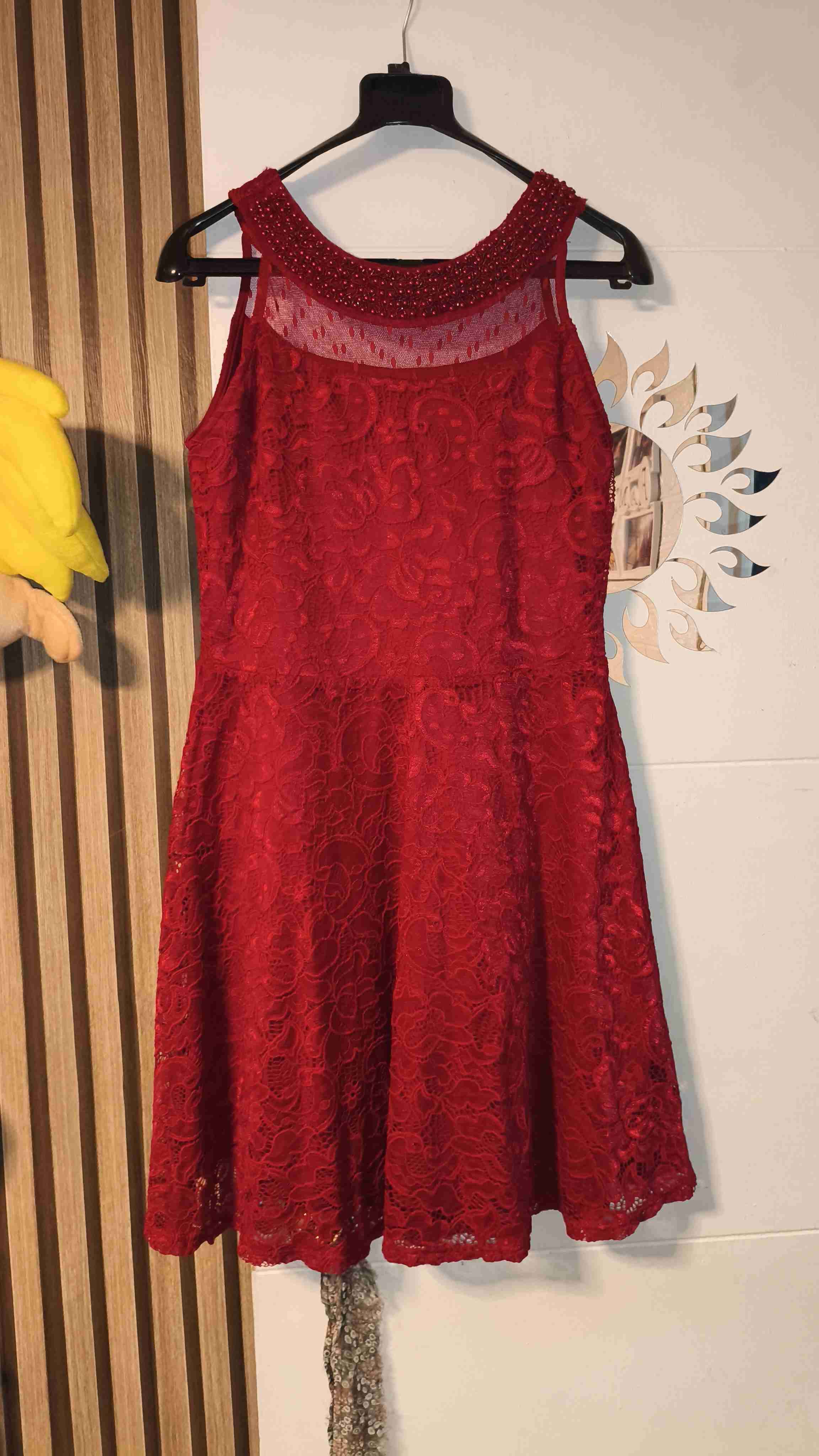 Vestido rojo de encaje - miniatura 3