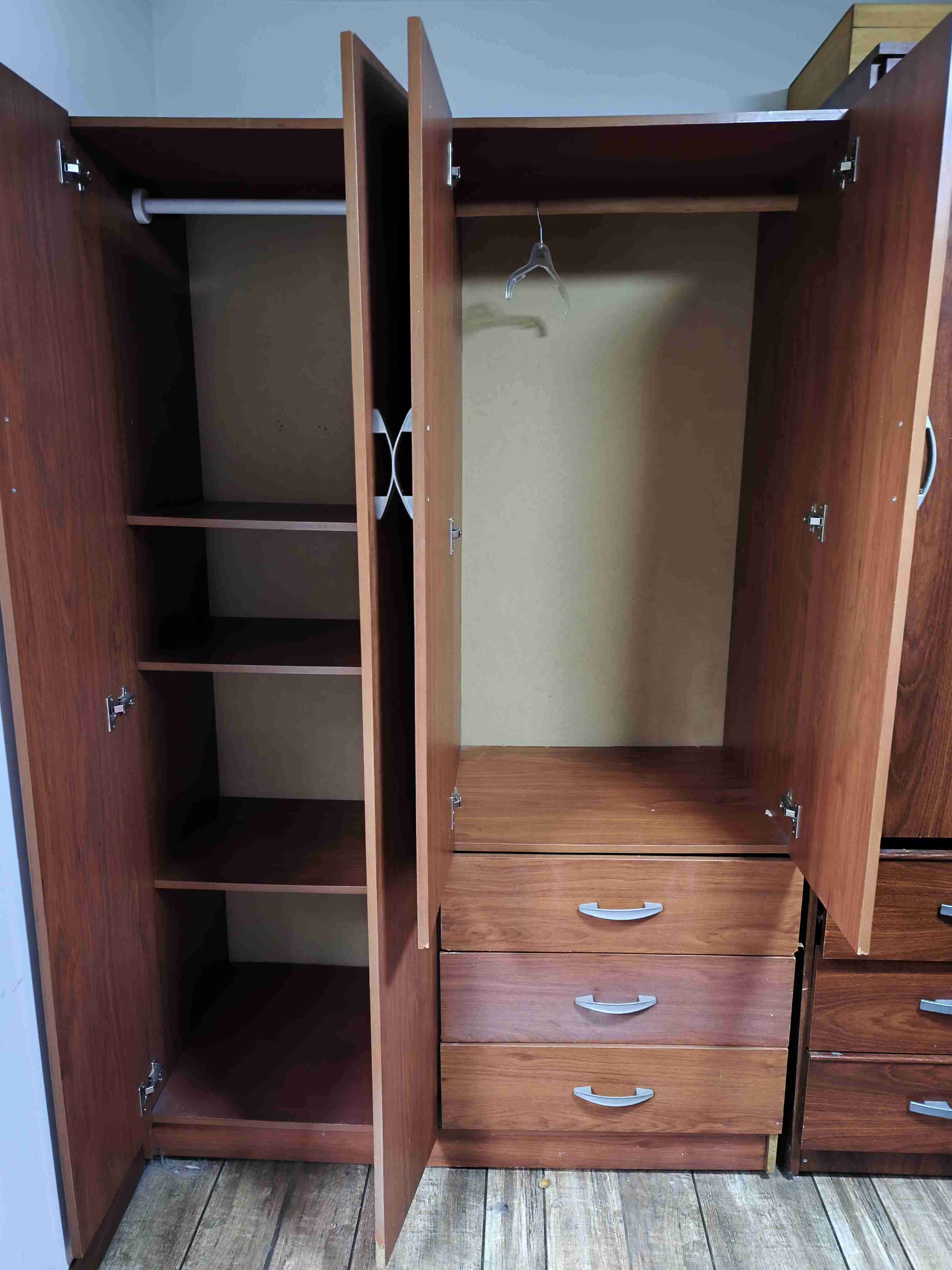 Closet de madera con cajonera - miniatura 2