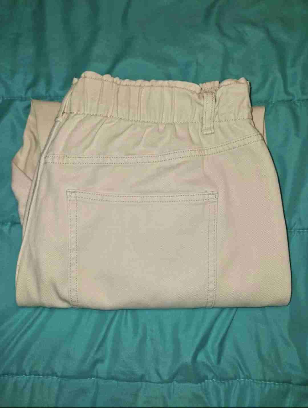 Pantalón color crema elasticado