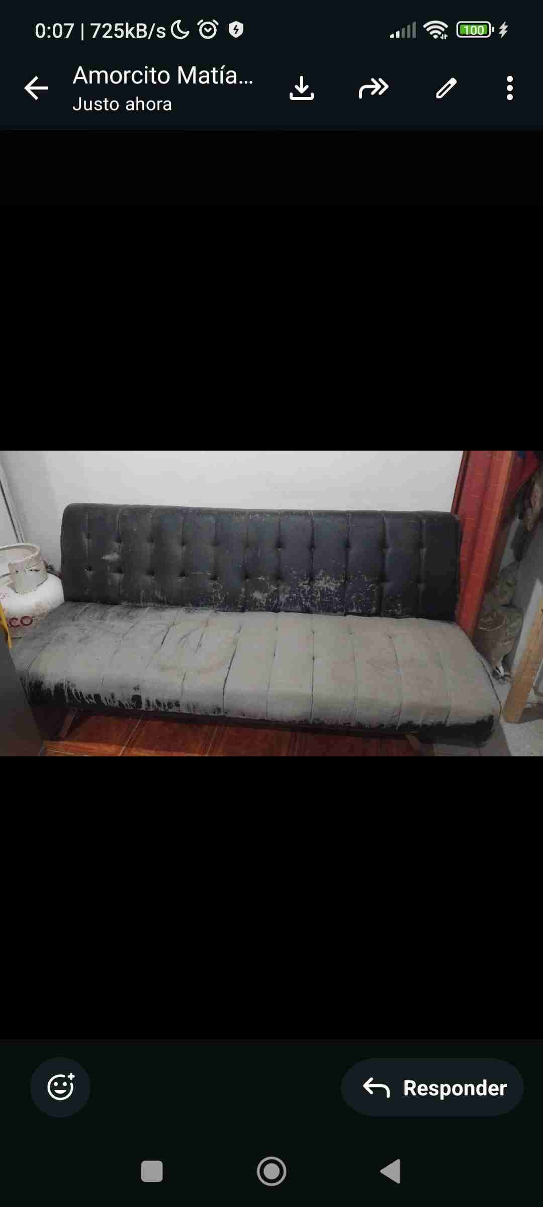 Sofá cama negro desgastado