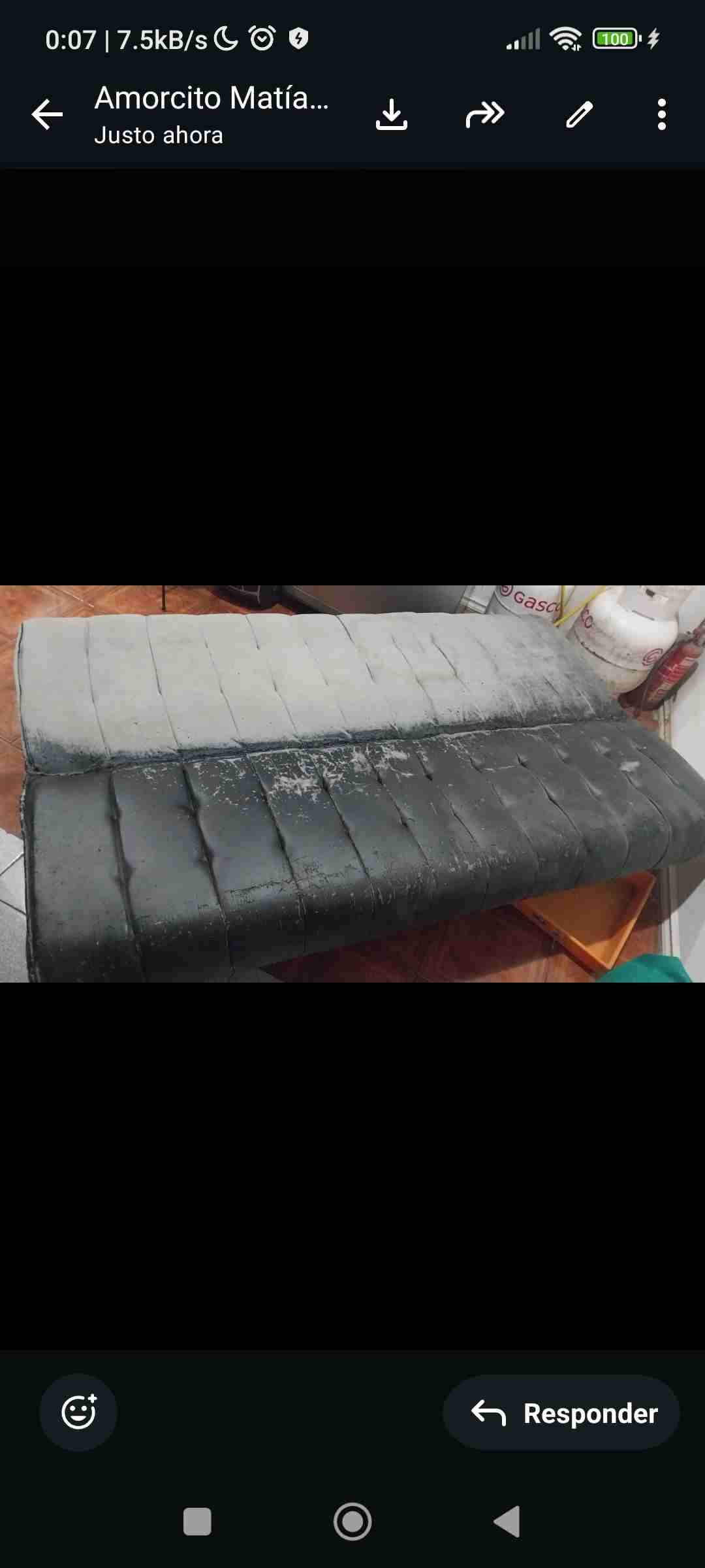 Sofá cama negro desgastado - miniatura 2