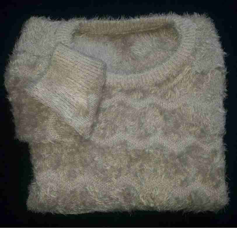 Chompa de lana beige perchada