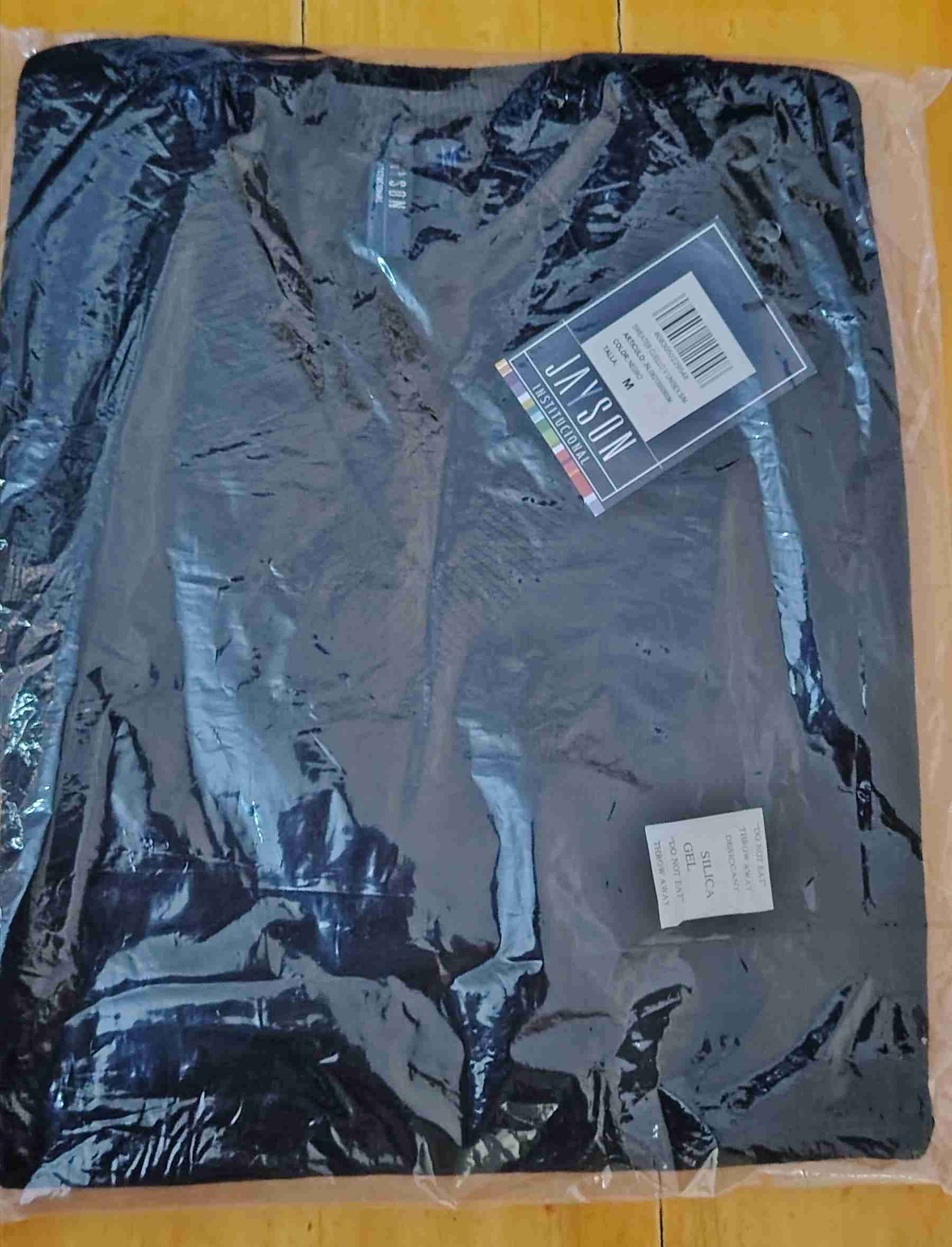 Sweater azul con etiqueta