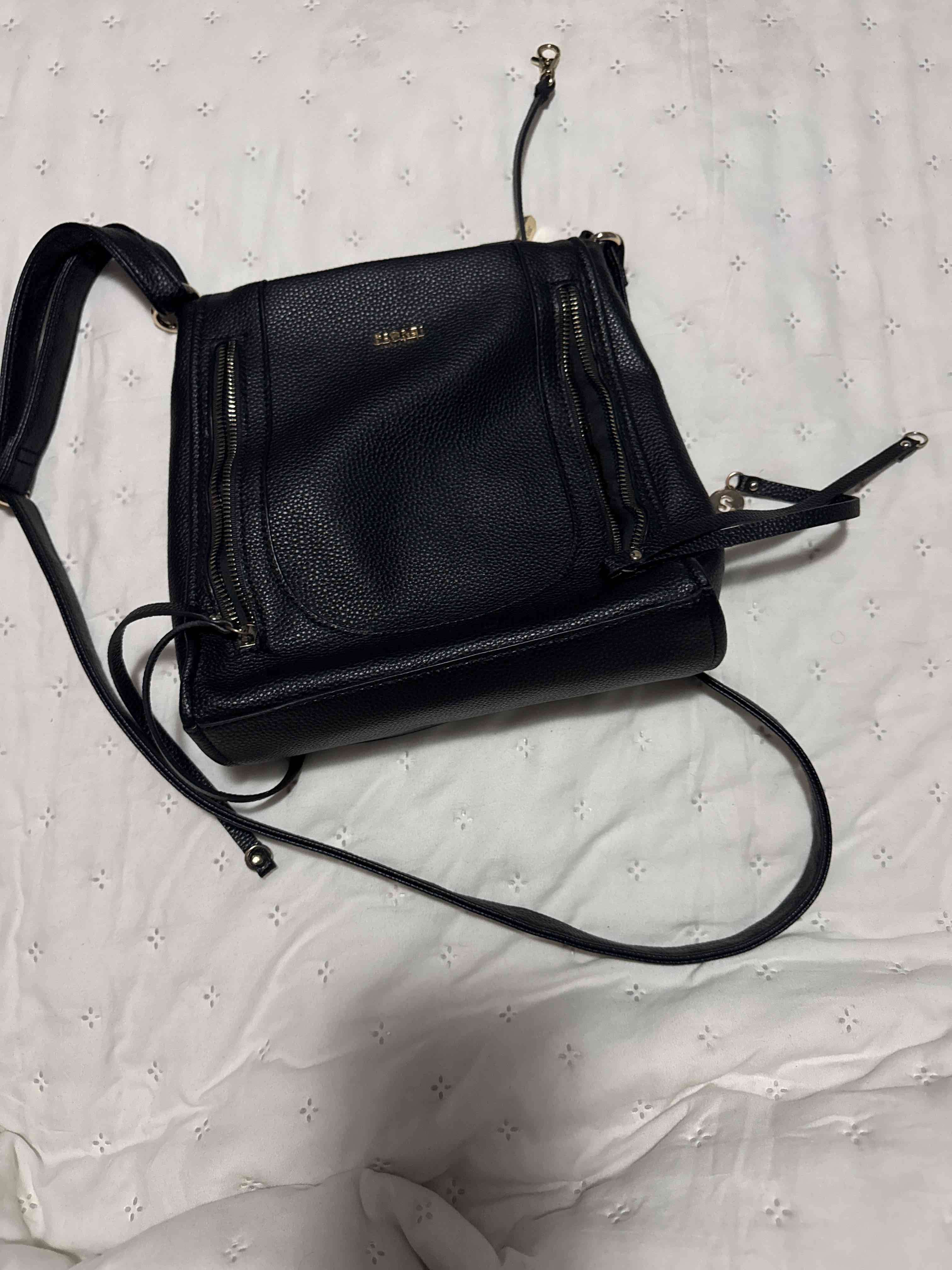 Bolso negro con correas ajustables