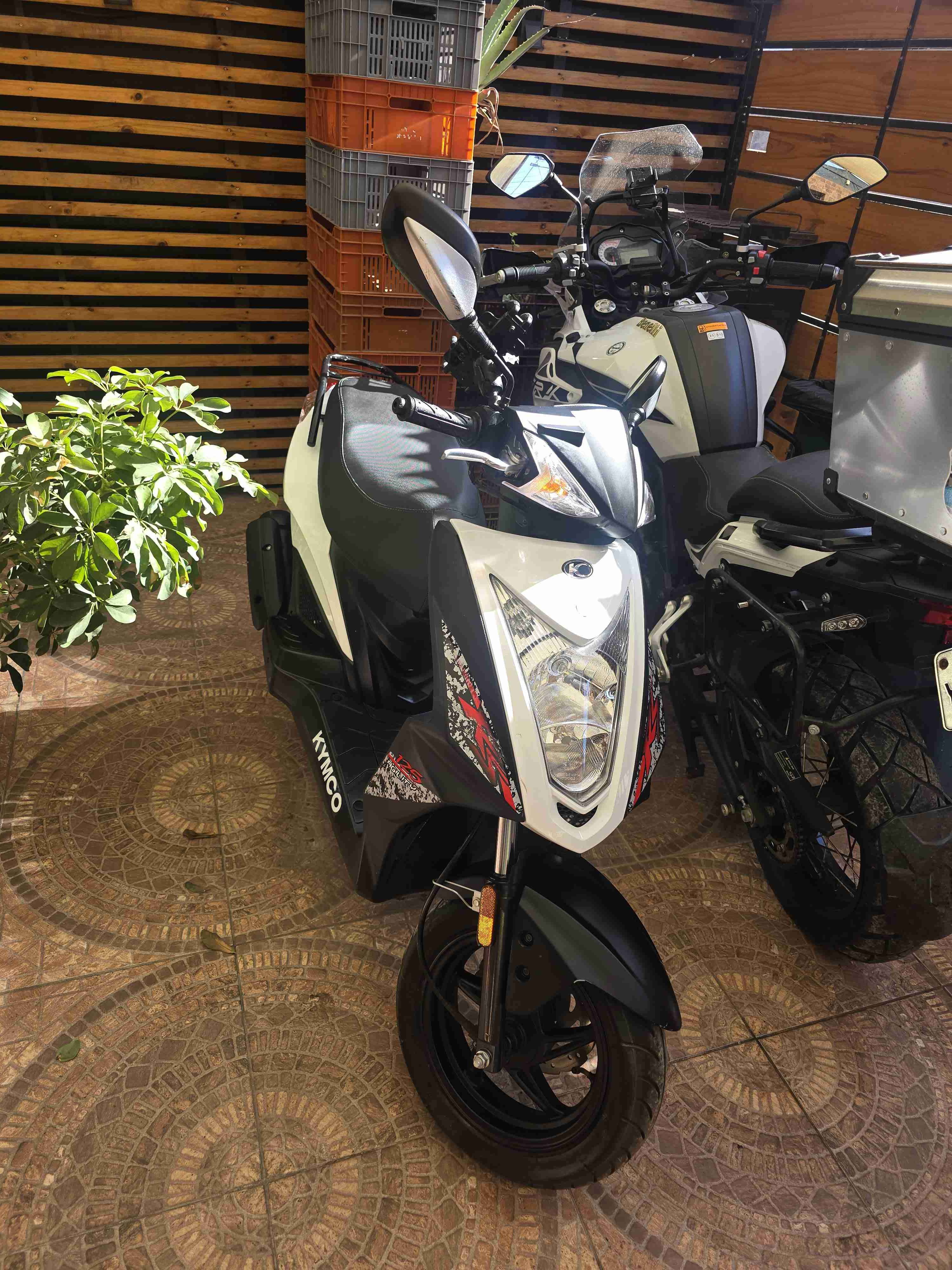 Moto Kymco RS 125 blanca y negra - miniatura 2