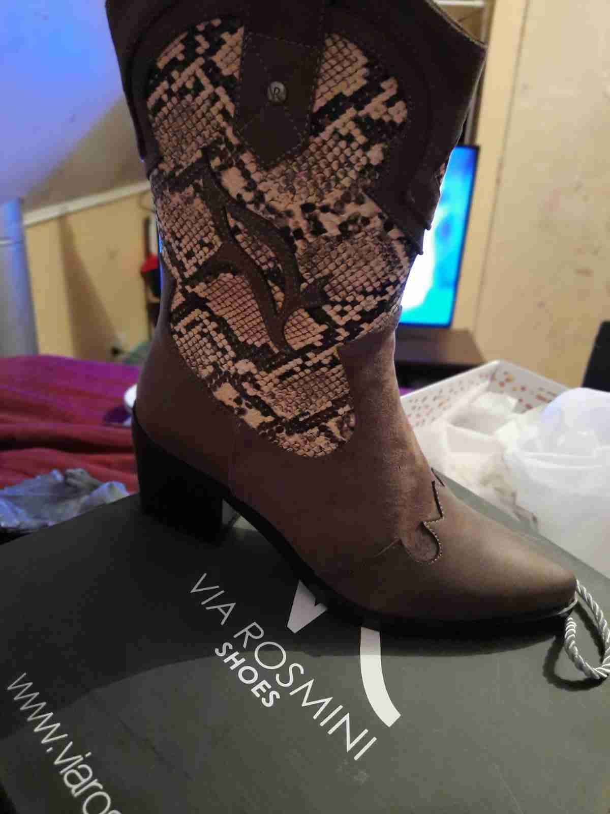 Botas marrones con diseño serpiente - miniatura 2