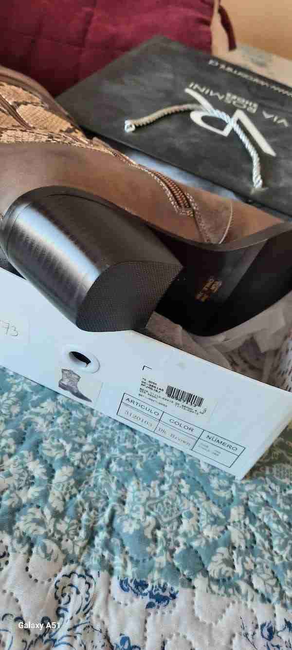 Botas marrones con diseño serpiente - miniatura 3