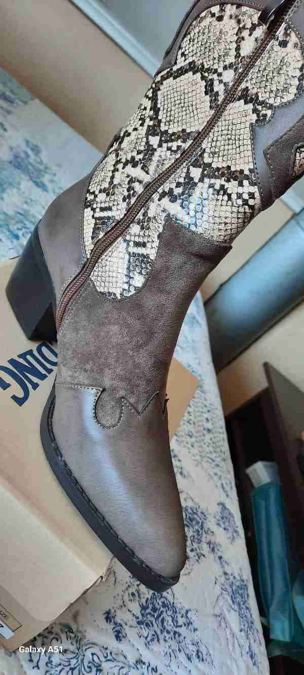 Botas marrones con diseño serpiente - miniatura 4