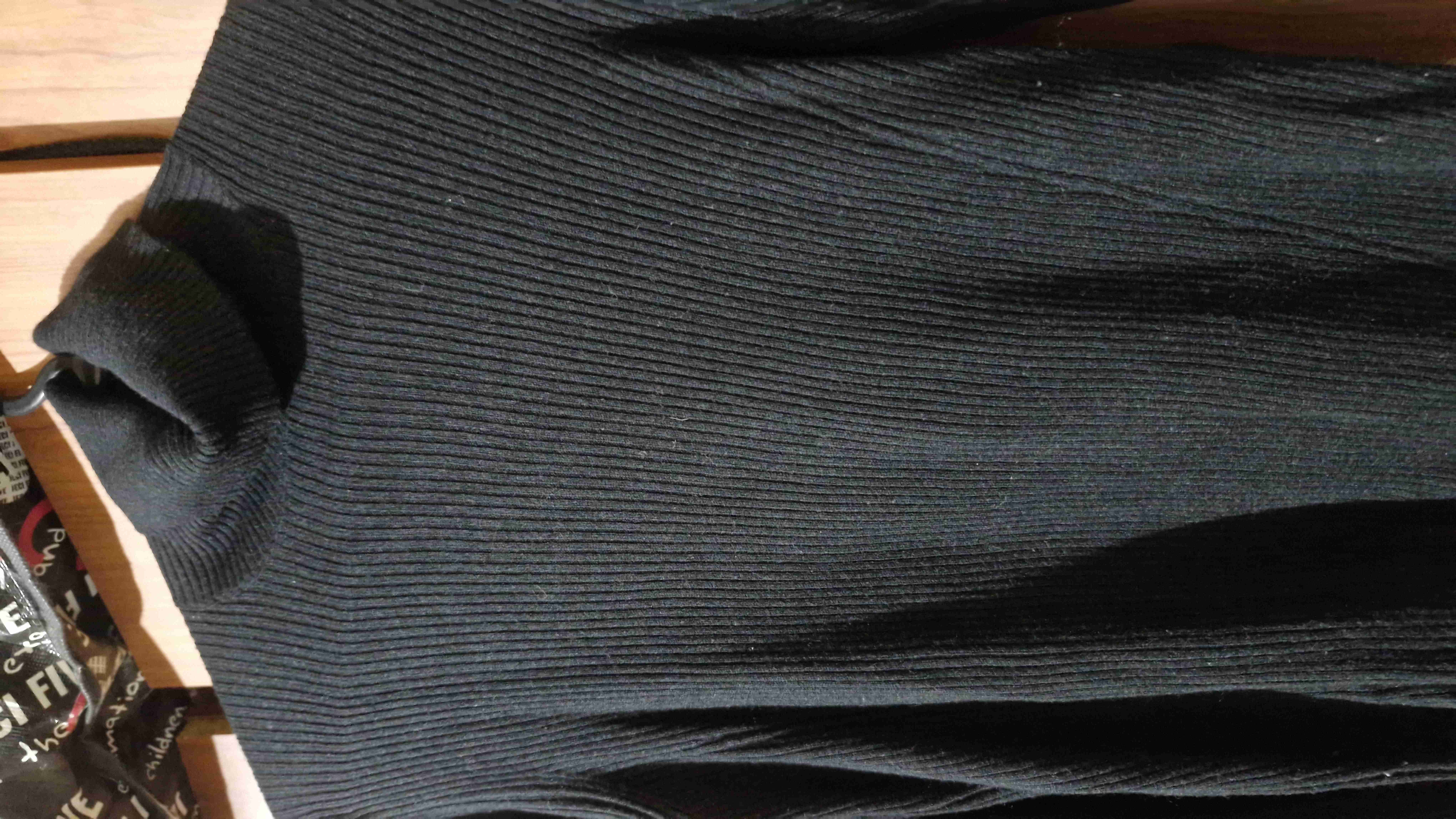 Suéter negro de cuello alto