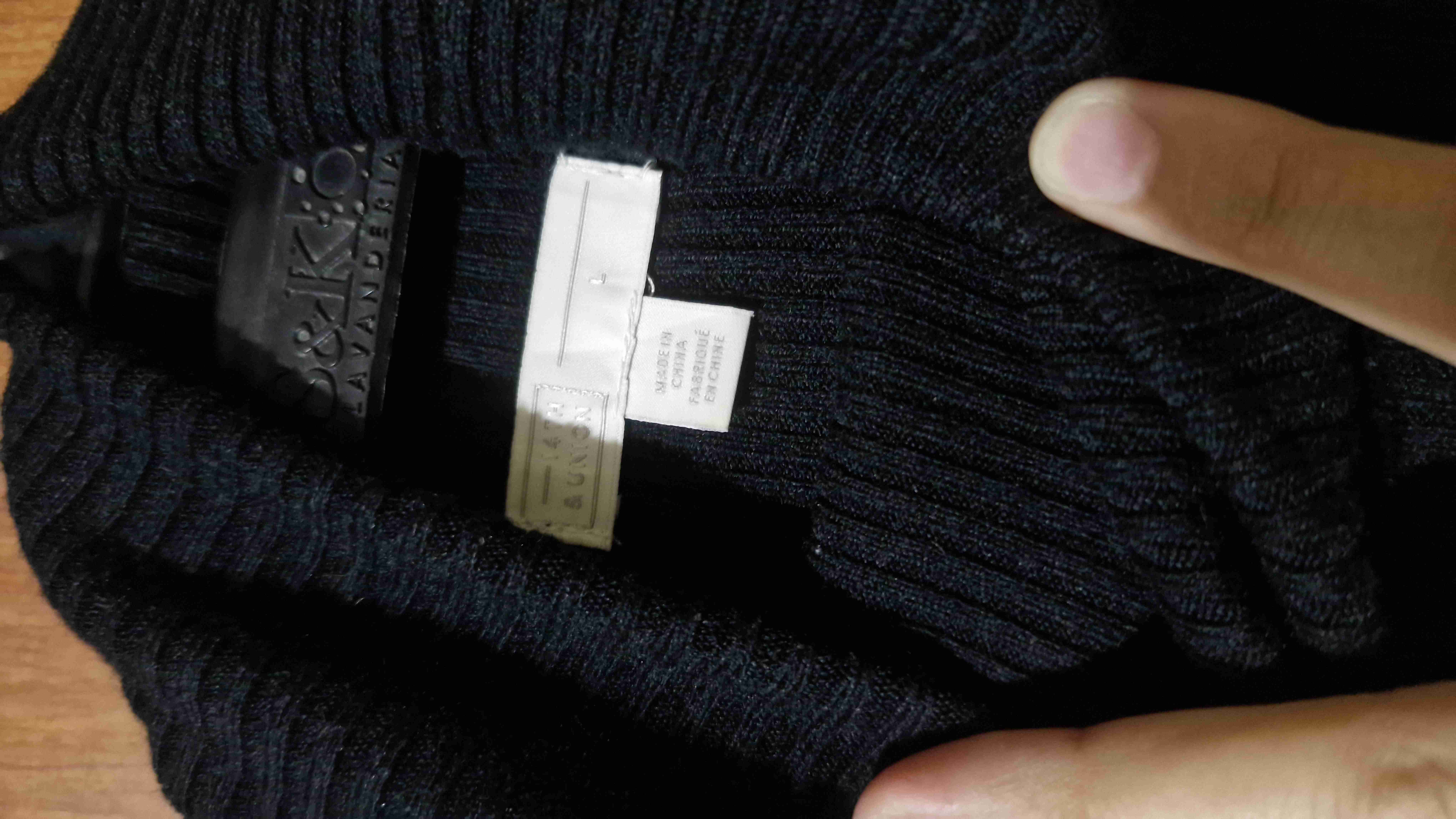 Suéter negro de cuello alto - miniatura 2