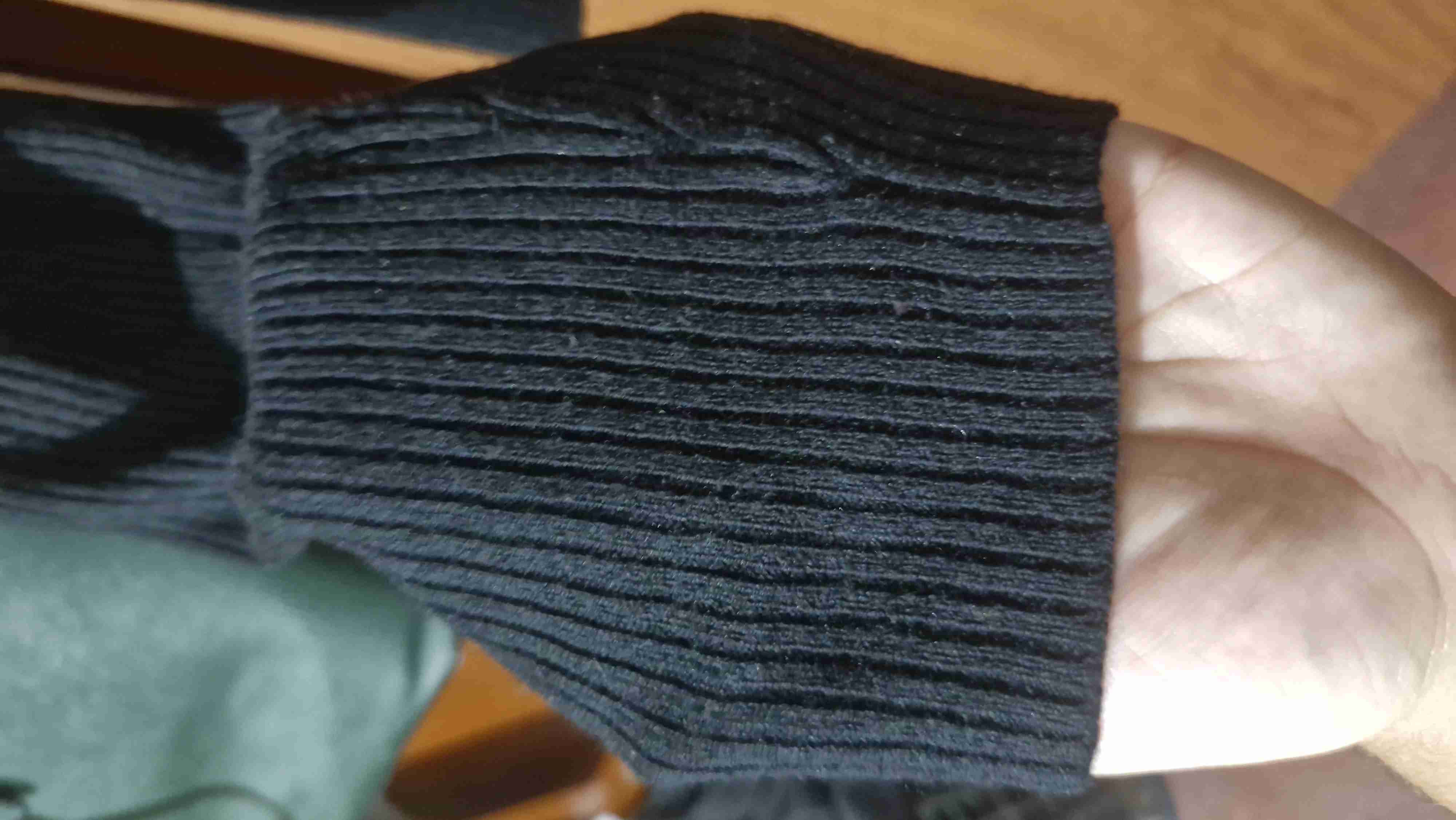 Suéter negro de cuello alto - miniatura 3