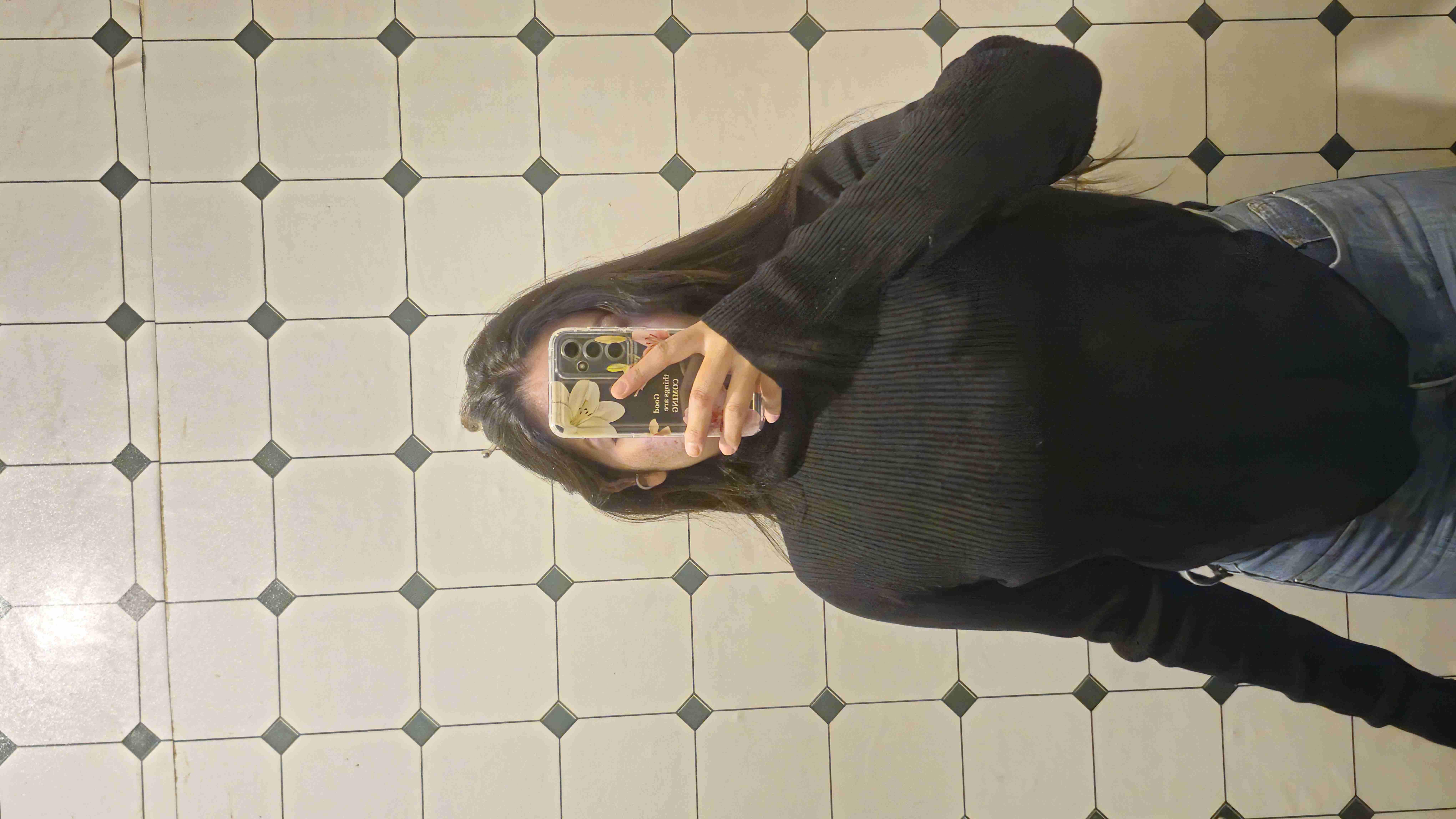 Suéter negro de cuello alto - miniatura 4