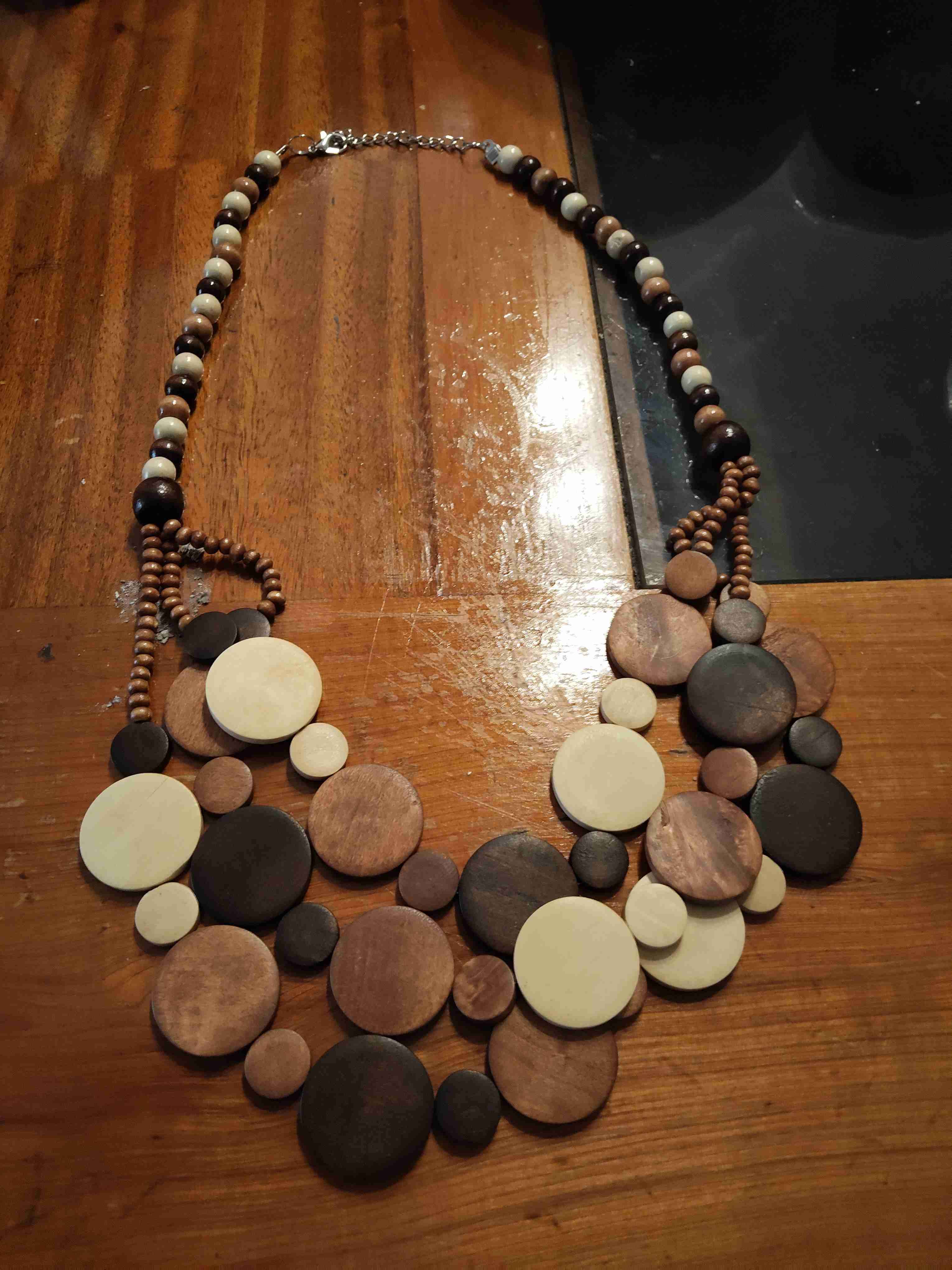 Collar de cuentas de madera