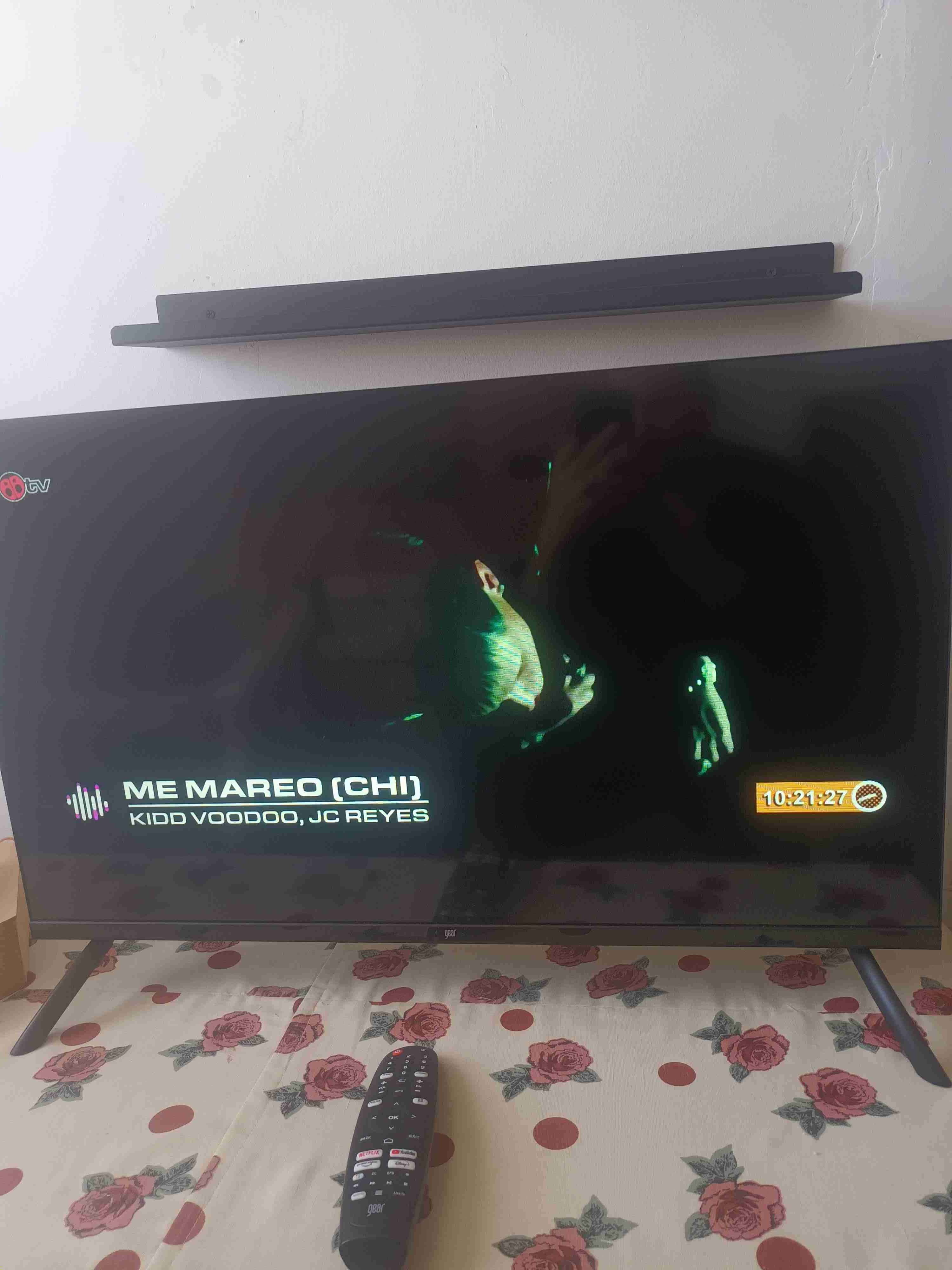 Televisor con soporte en mesa - miniatura 2