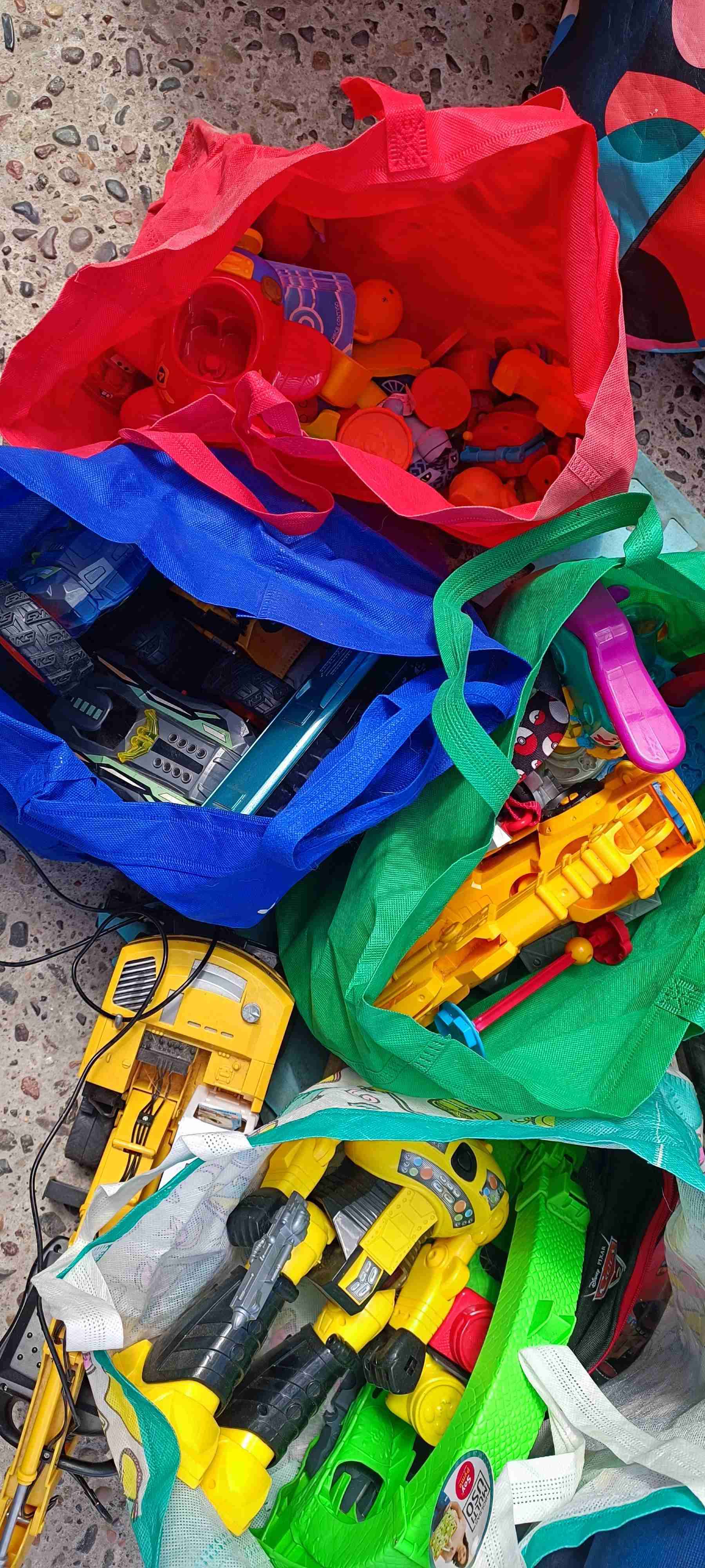 Juguetes de colores variados - miniatura 2