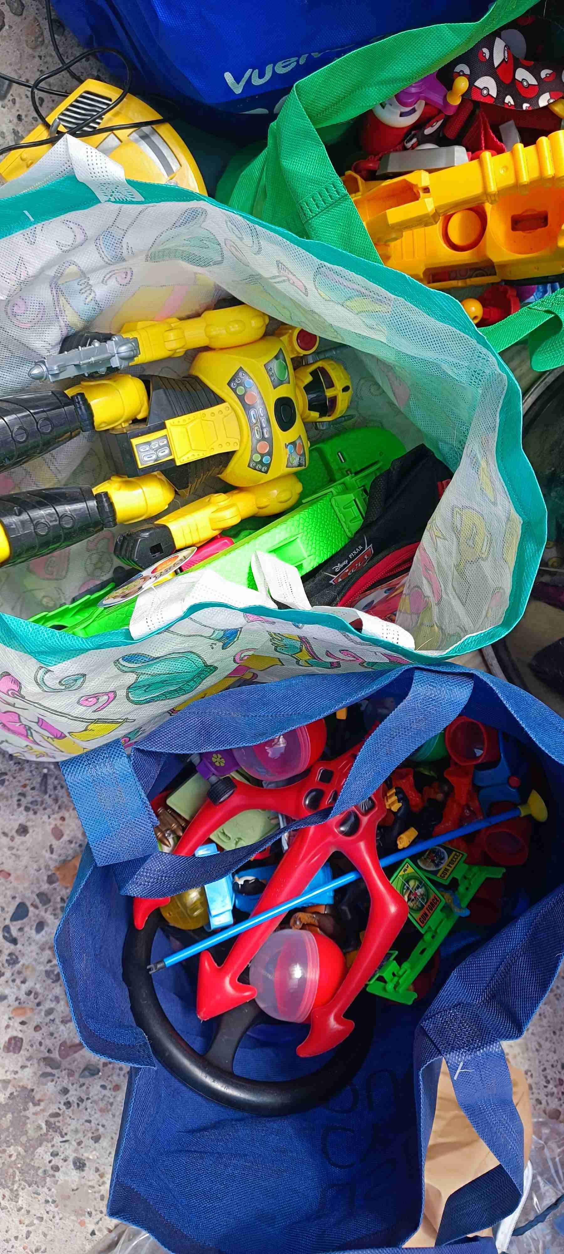 Juguetes de colores variados - miniatura 3