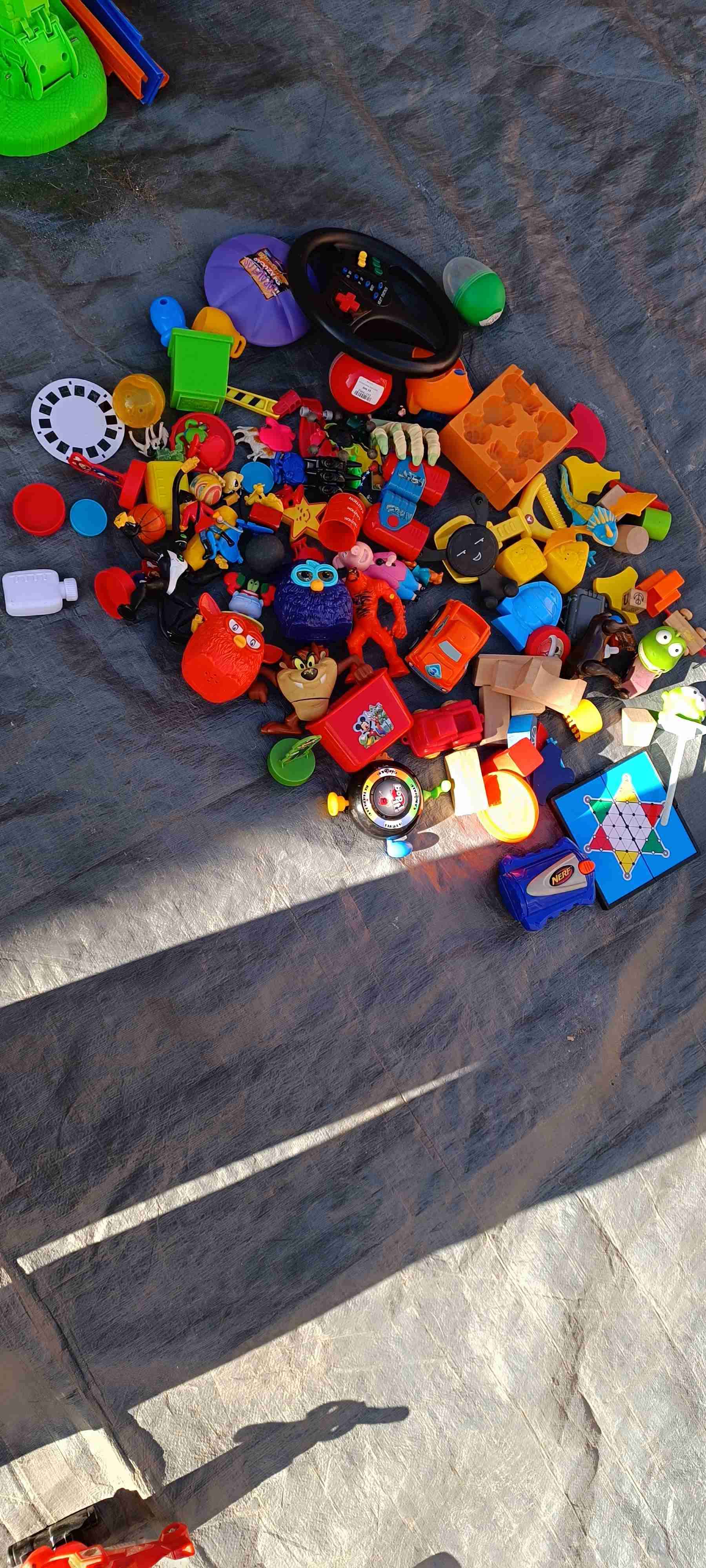 Juguetes de colores variados - miniatura 4