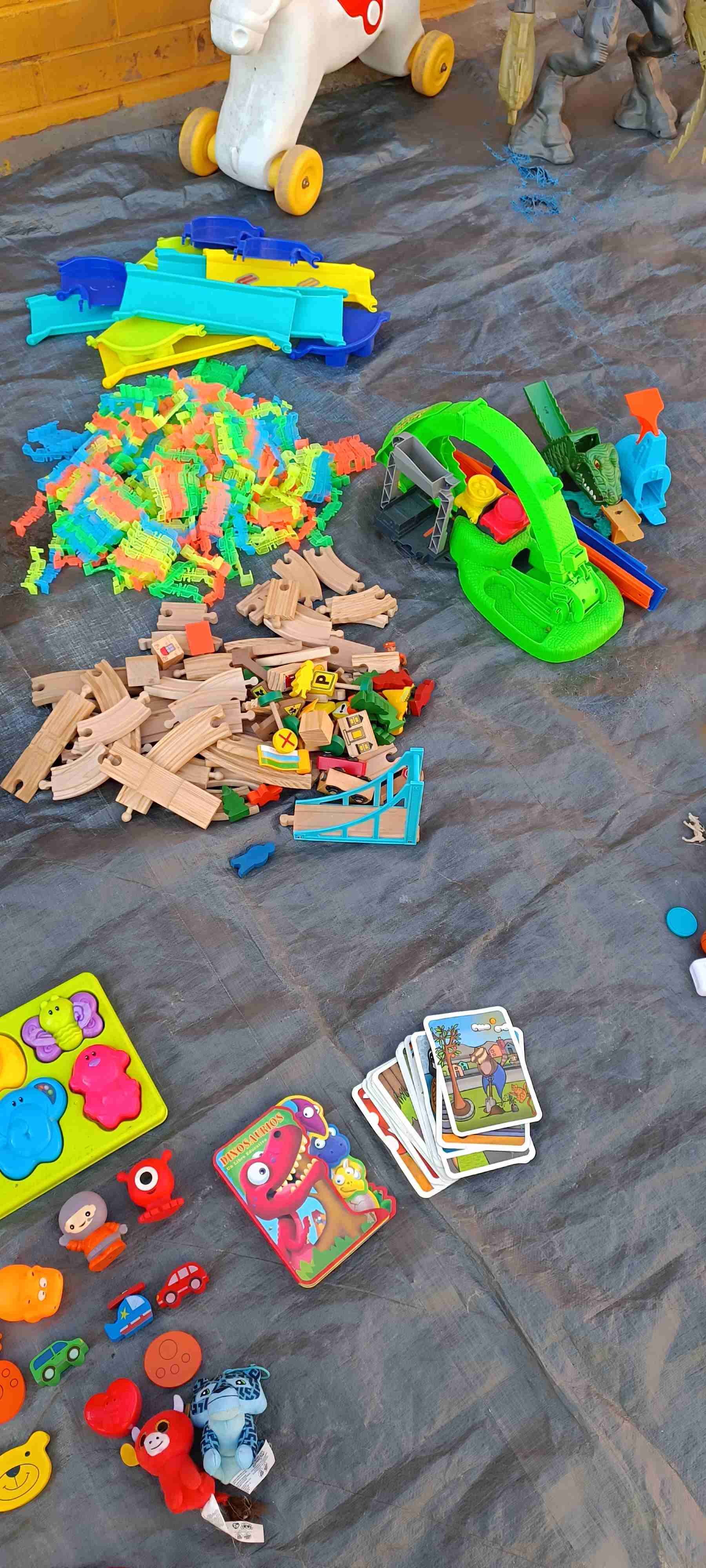 Juguetes de colores variados - miniatura 5