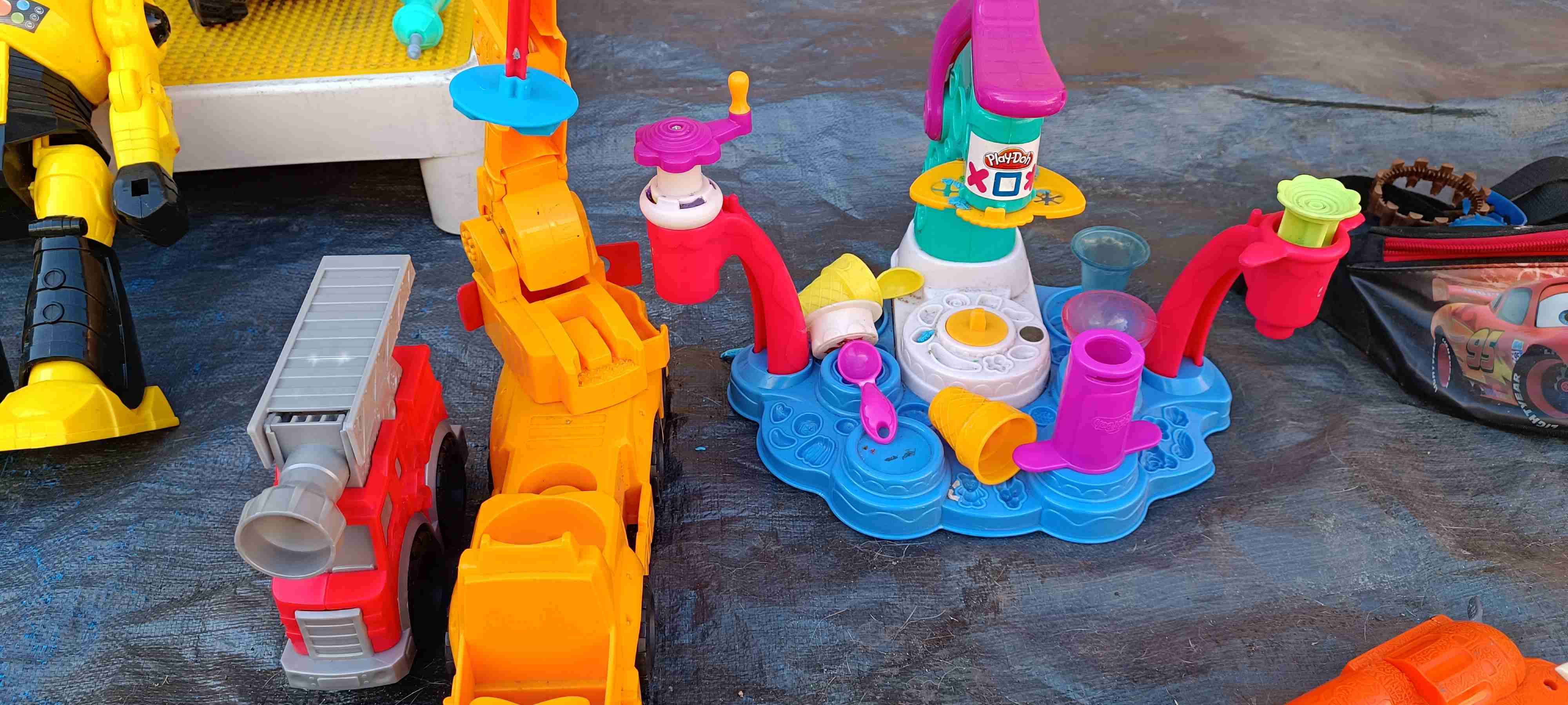 Juguetes de colores variados - miniatura 6