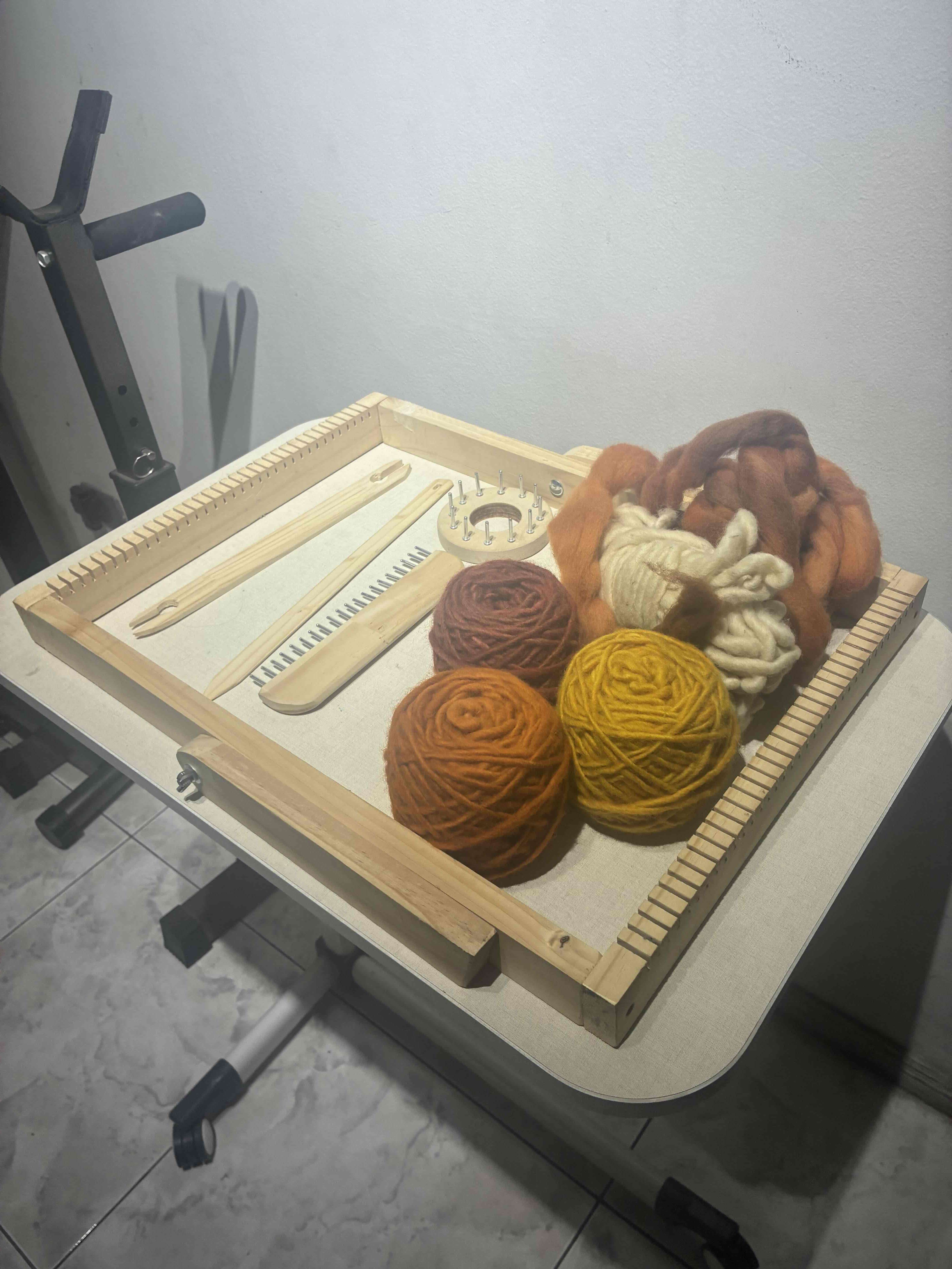 Telar artesanal con lana de colores - miniatura 2