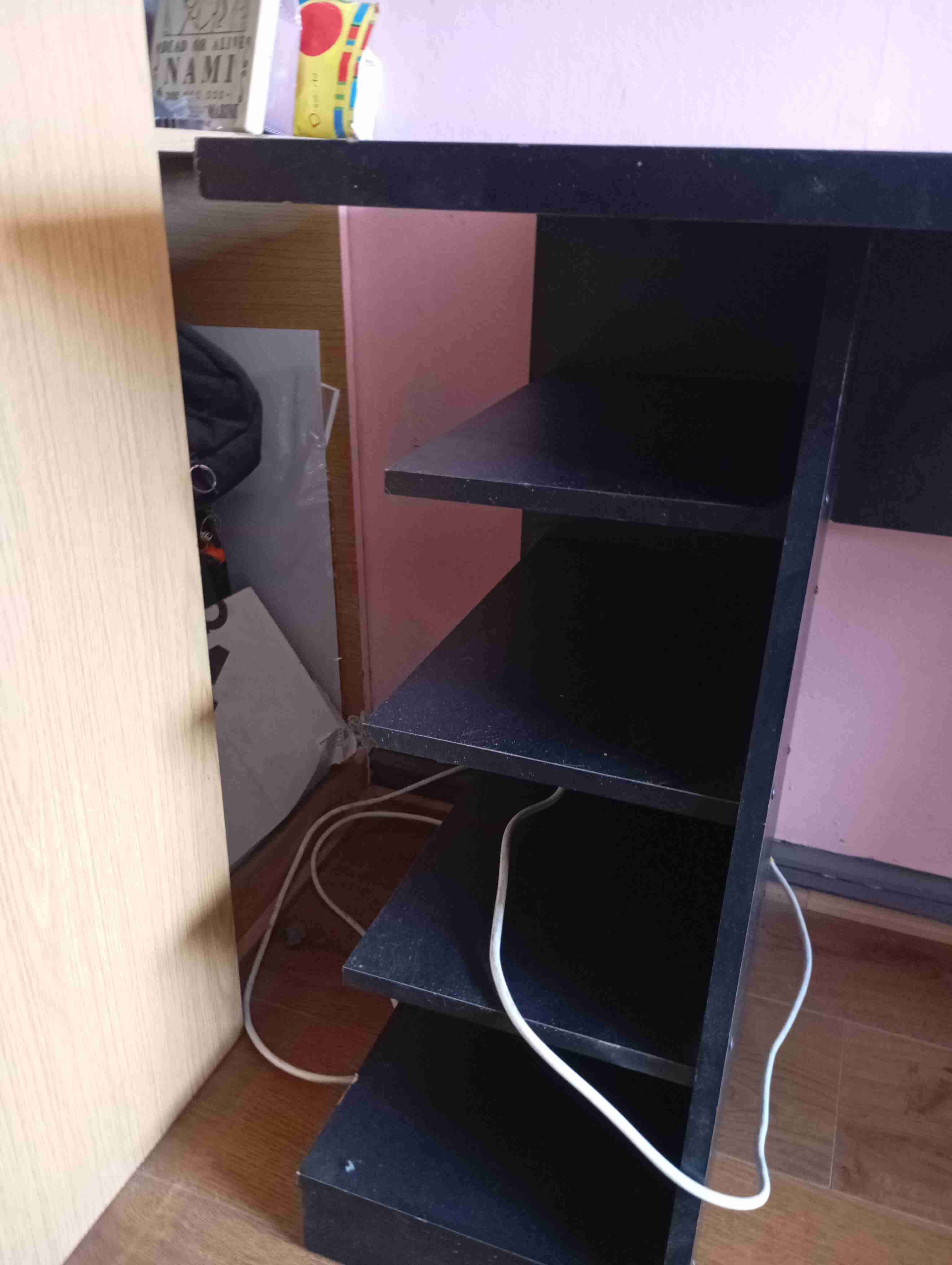 Escritorio negro con estantes - miniatura 2