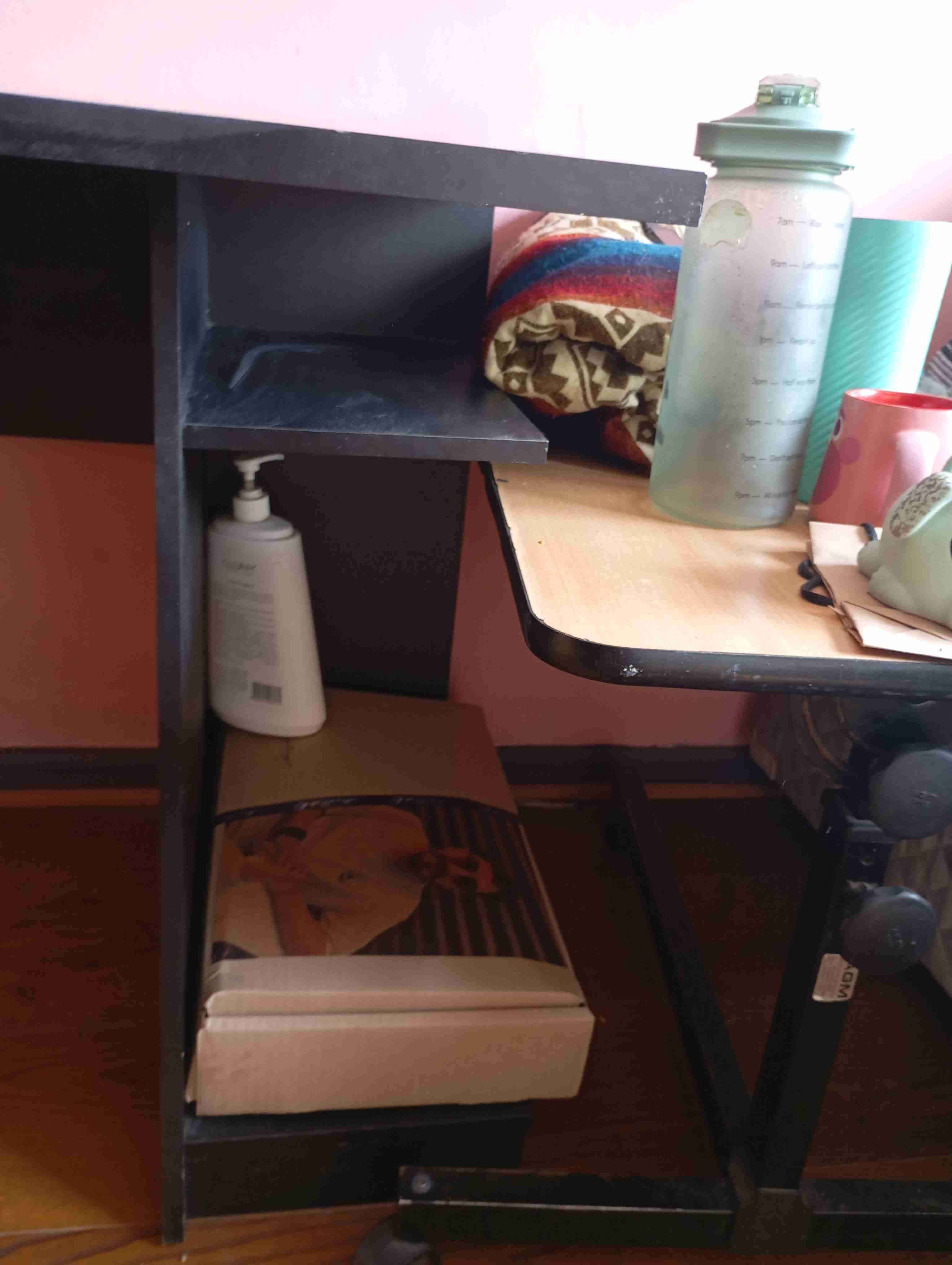 Escritorio negro con estantes - miniatura 3