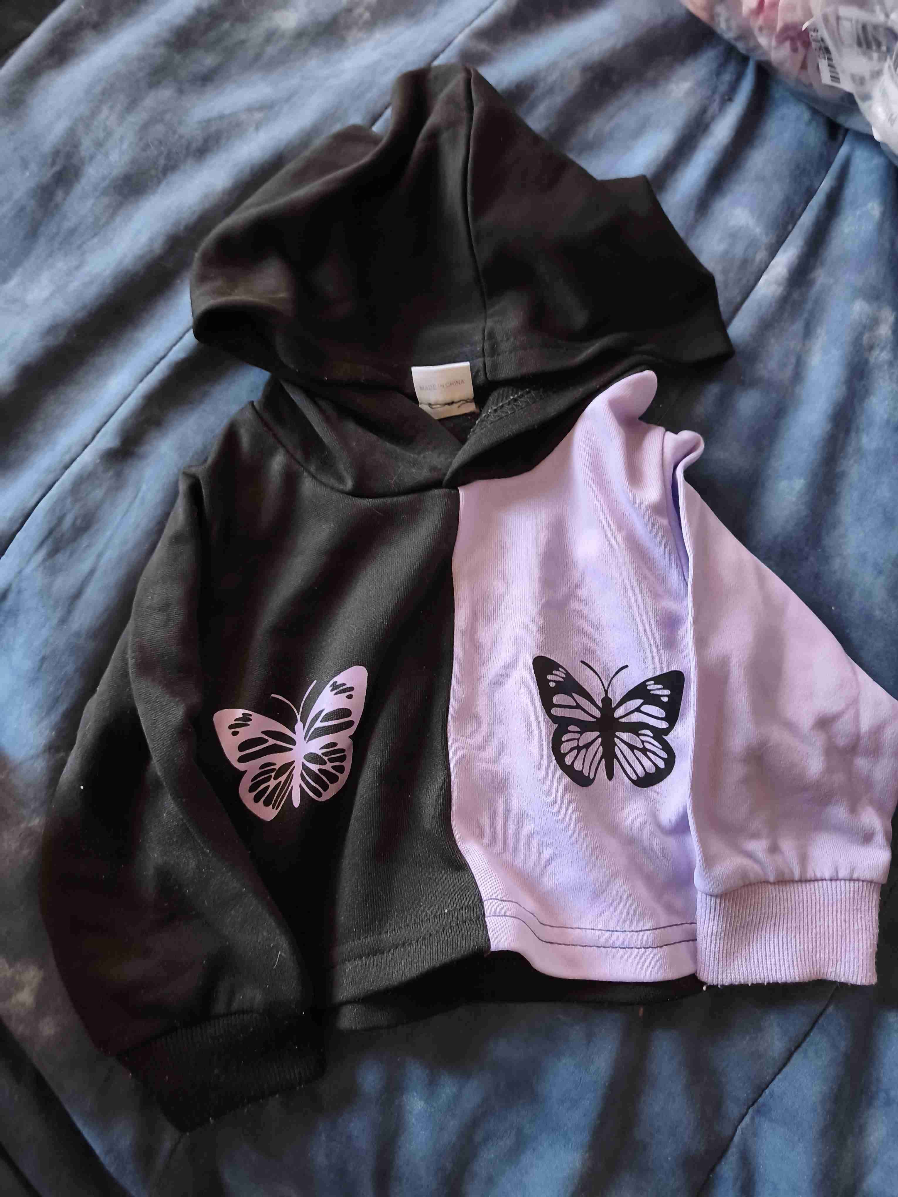 Polerón bicolor con mariposas