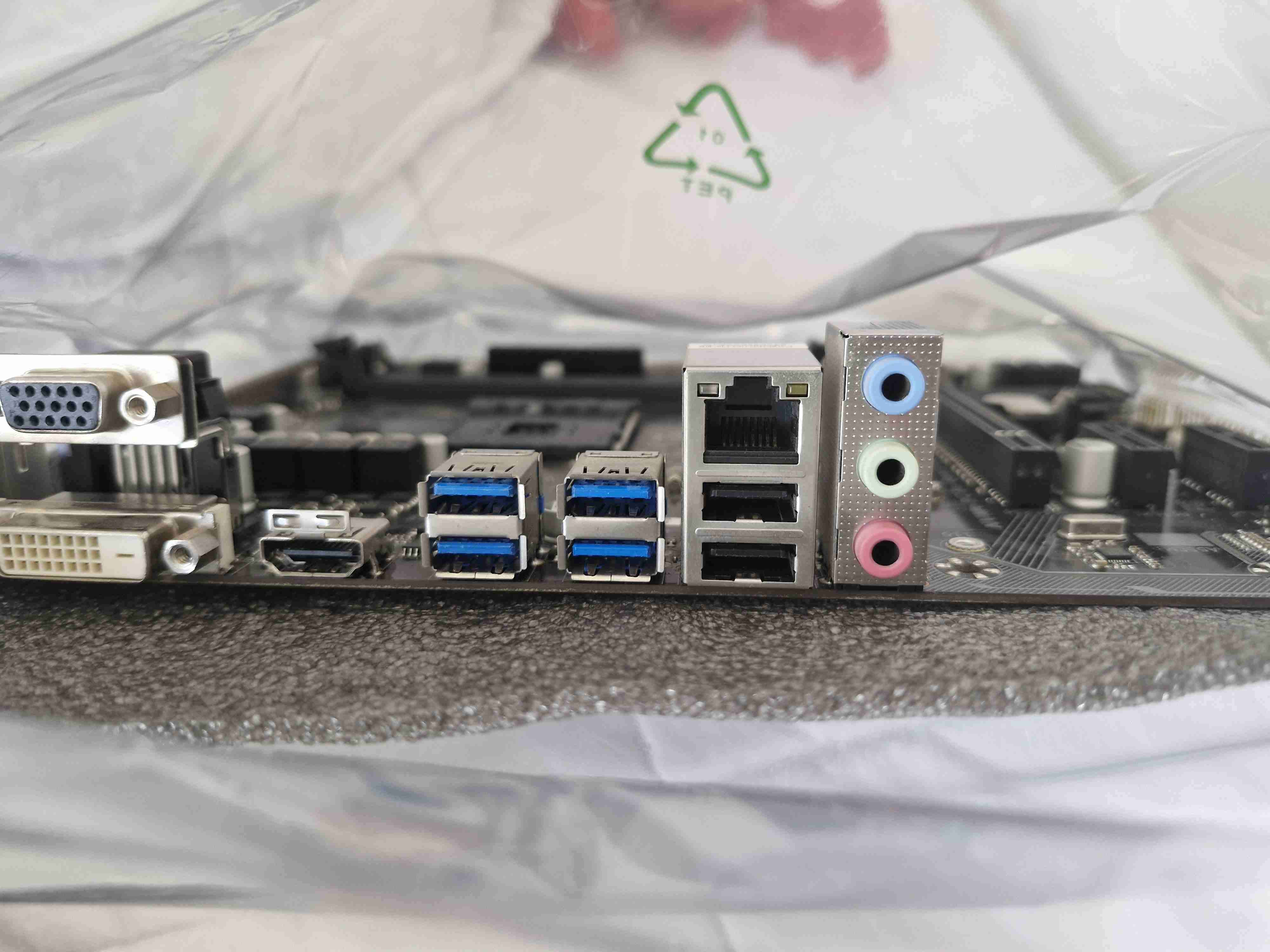 Tarjeta de video Radeon Rx  y placa madre gigabyte - miniatura 2