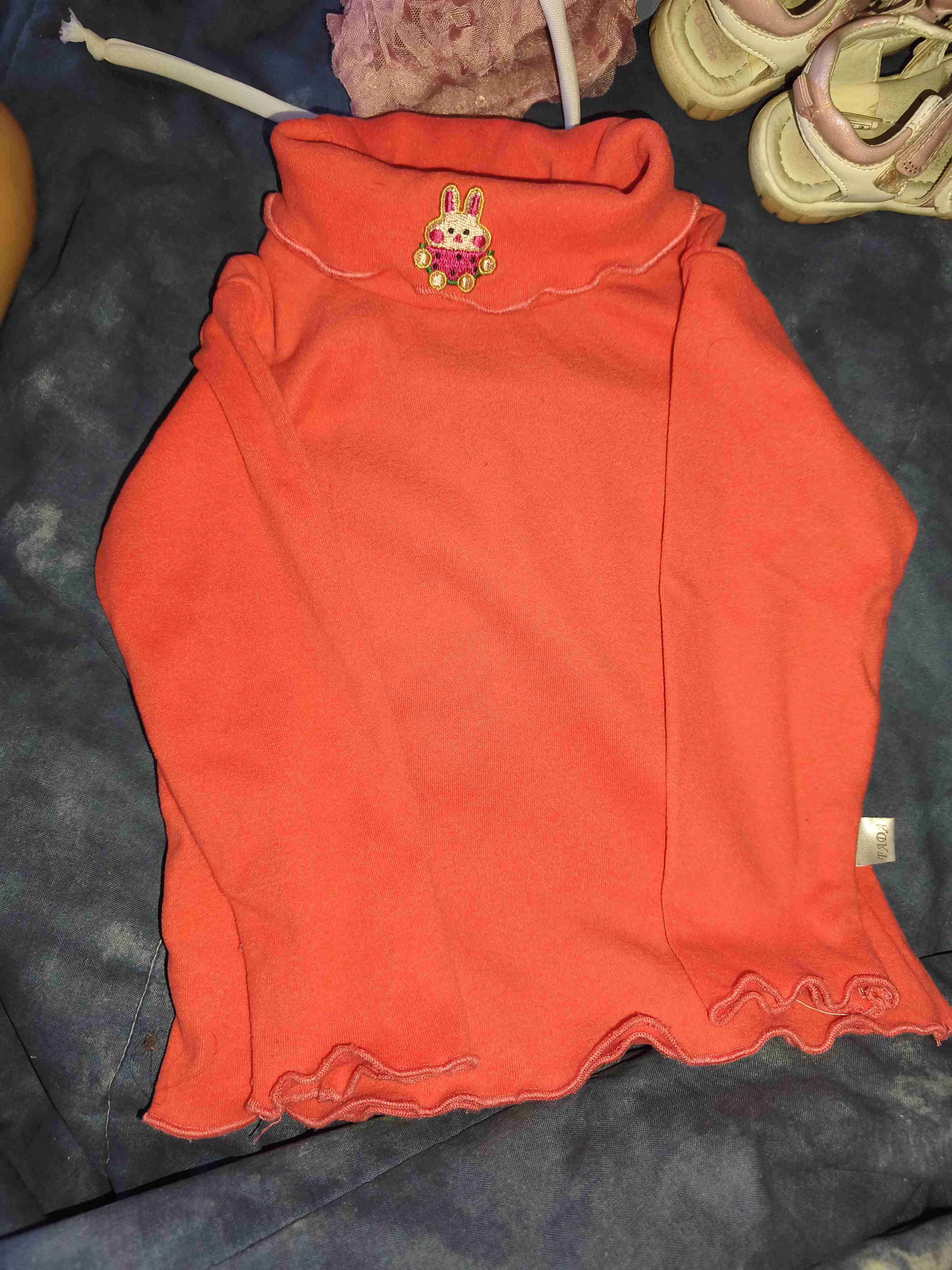 Polera roja con diseño de conejo