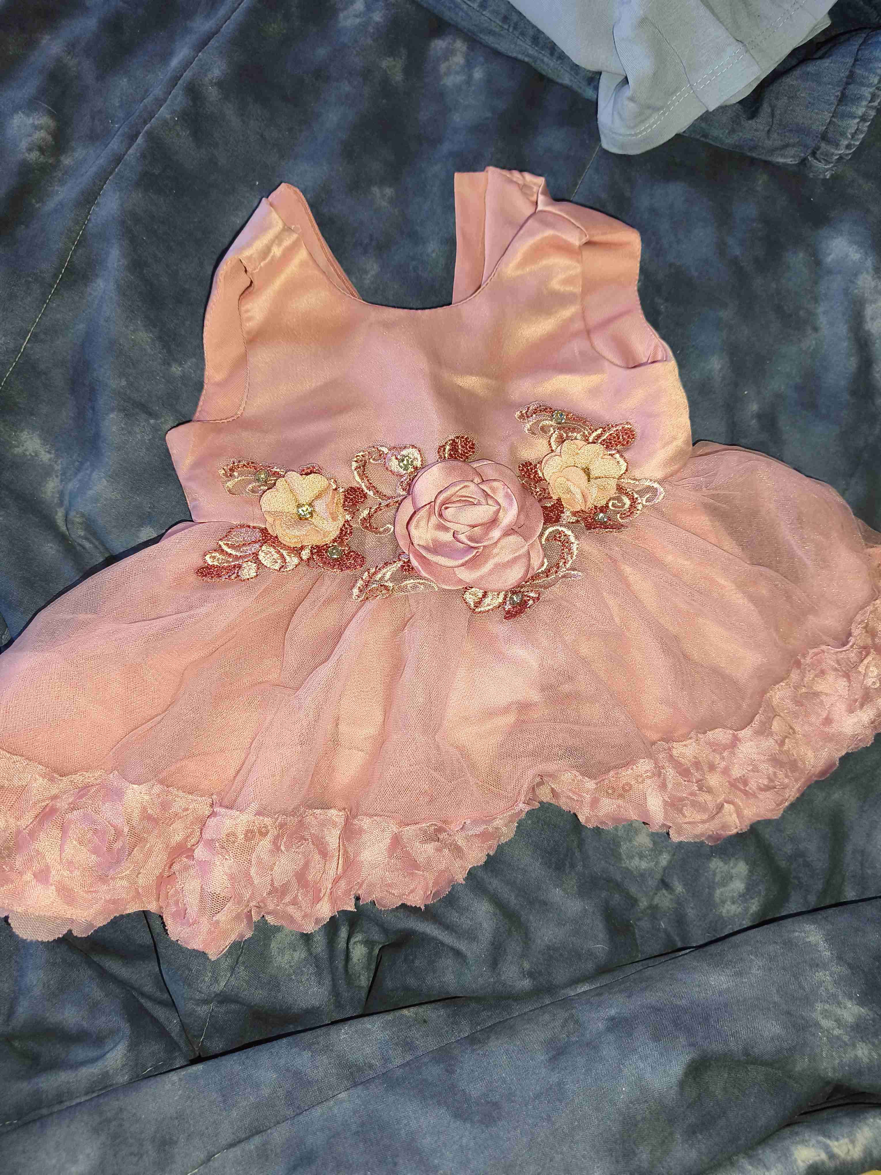 Vestido rosa de bebé con flores