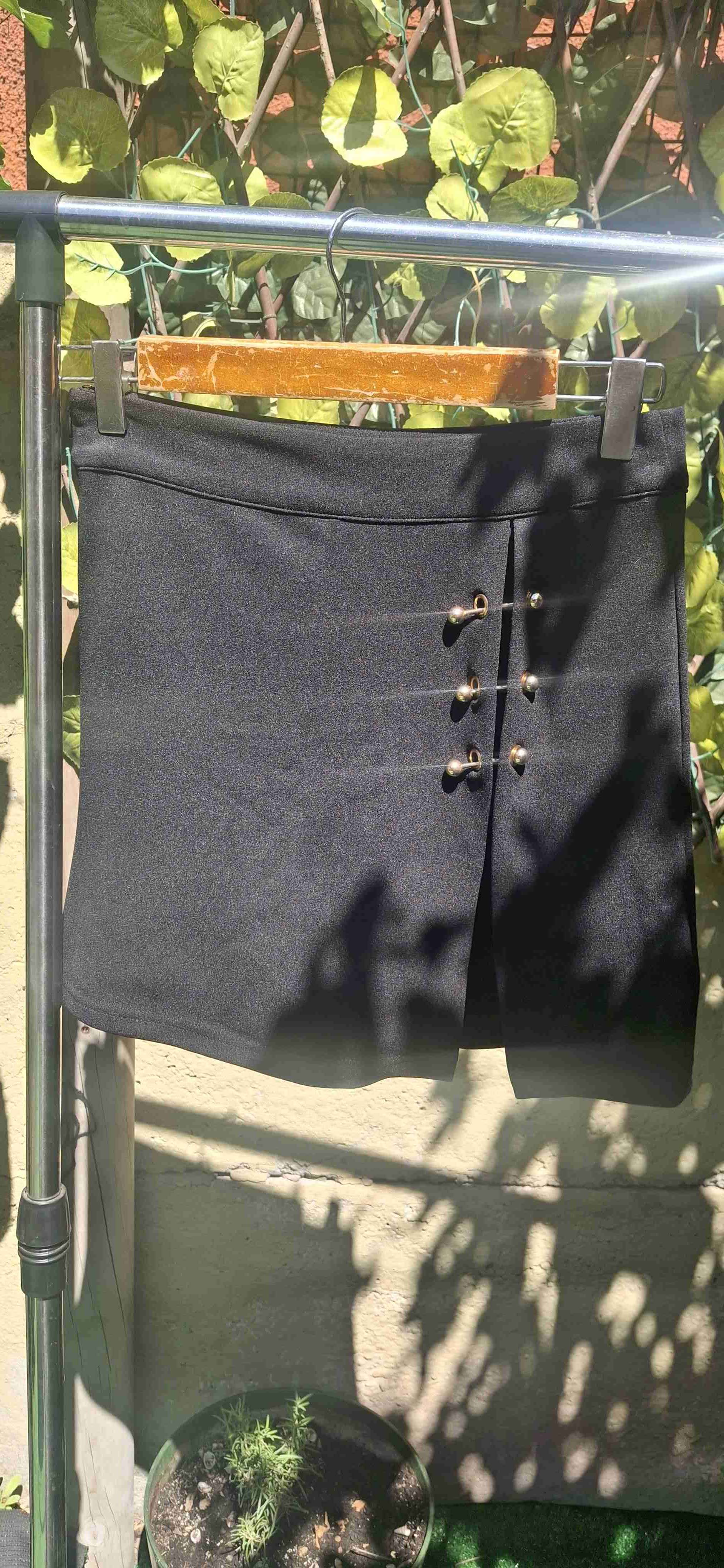 Falda negra con botones dorados