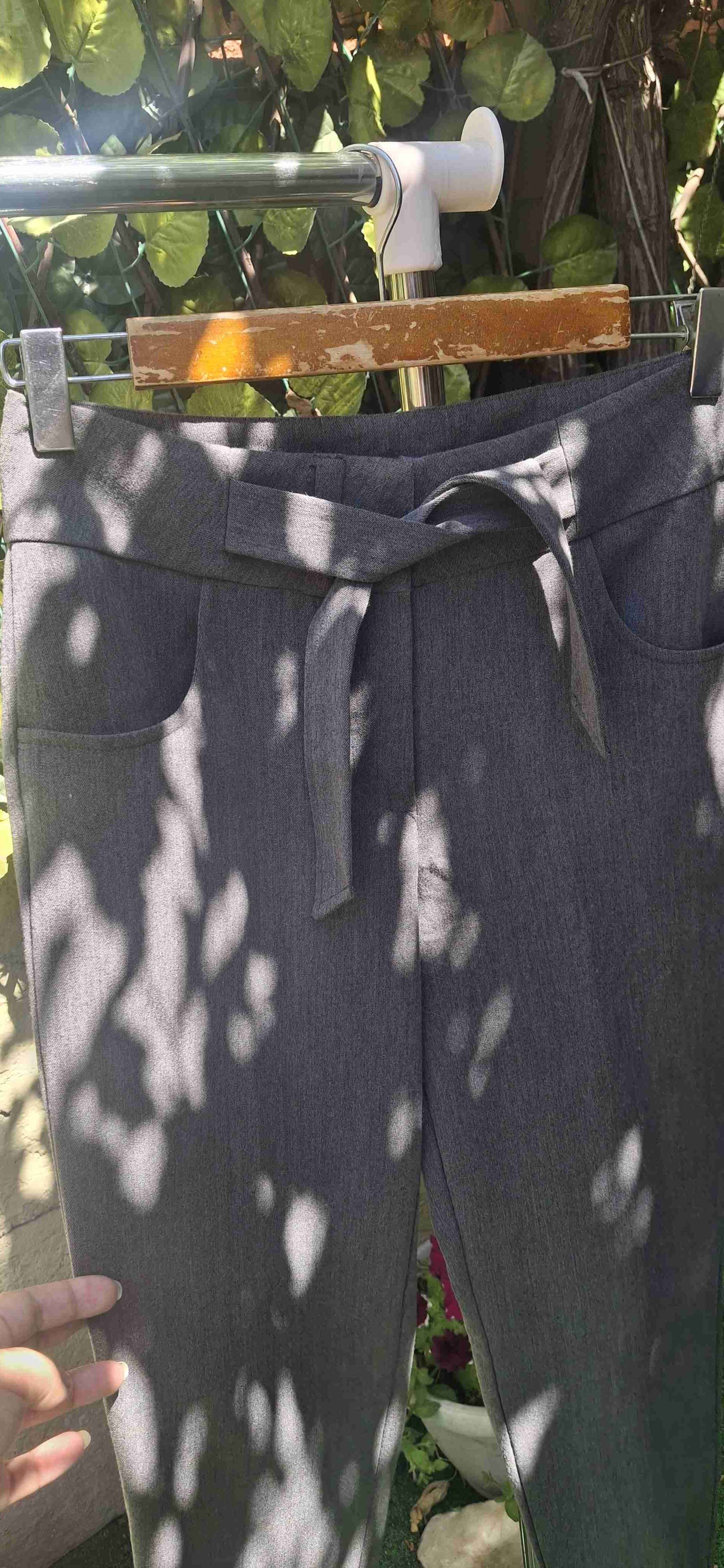 Pantalones gris con cinturón